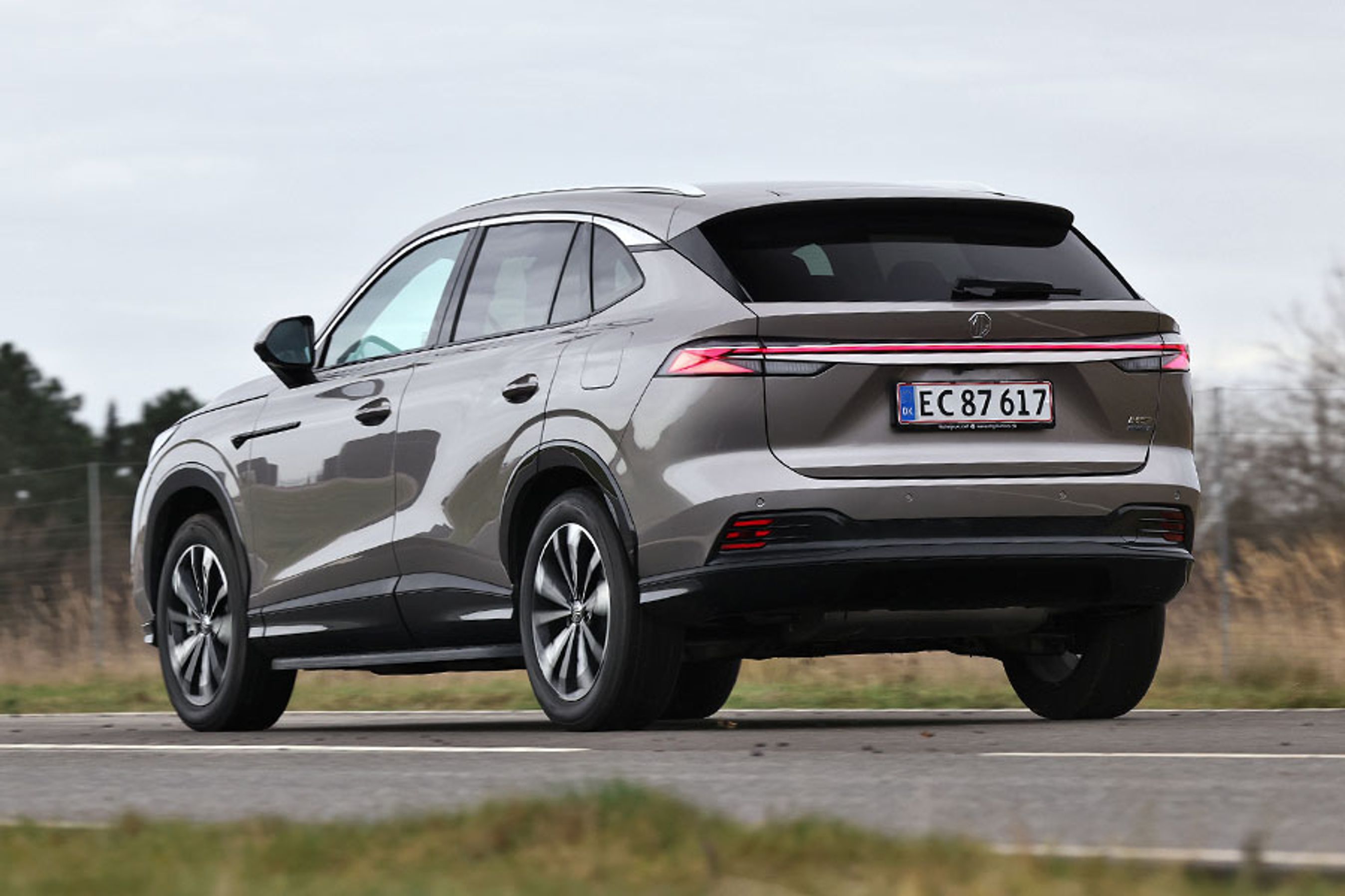 MG HS set bagfra, mens den kører på en landevej