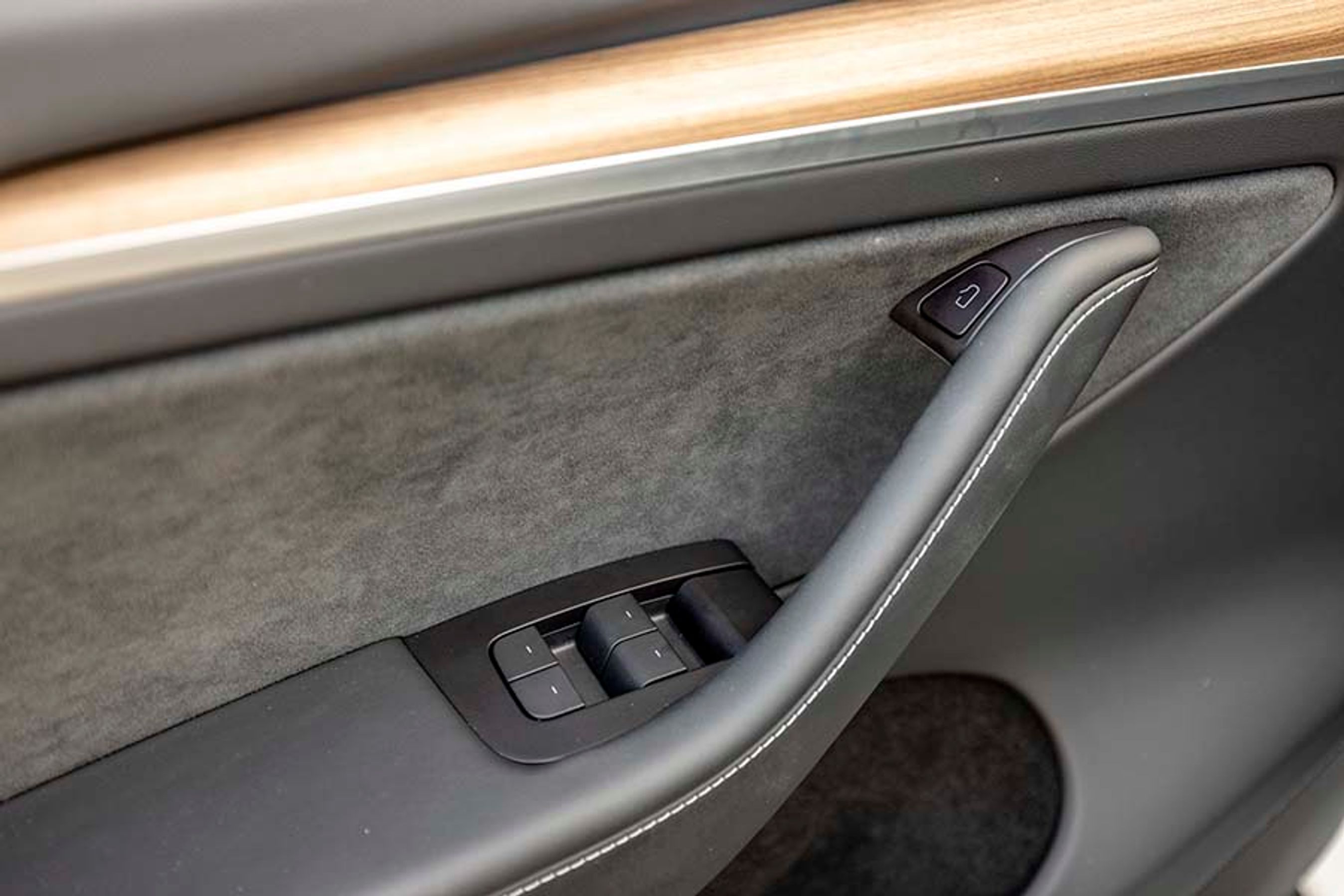 Der er både knapper til vinduerne og til selve døren. Der er også en manuel døråbner, hvis den elektriske knap ikke virker. 