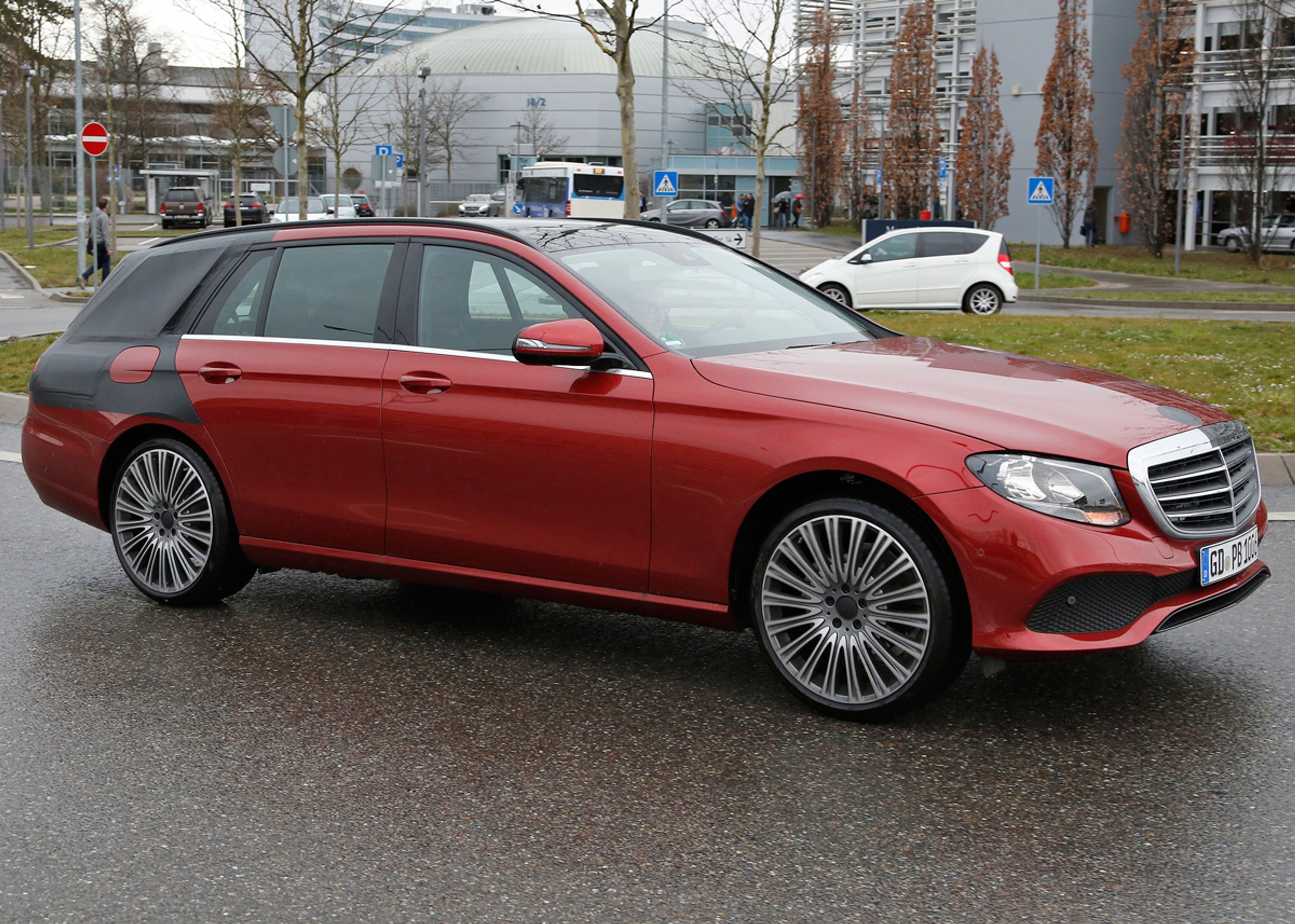 Der er ikke meget kamuflage tilbage på denne prototype. Stationcaren er formentlig i handlen i det tidligere efterår.