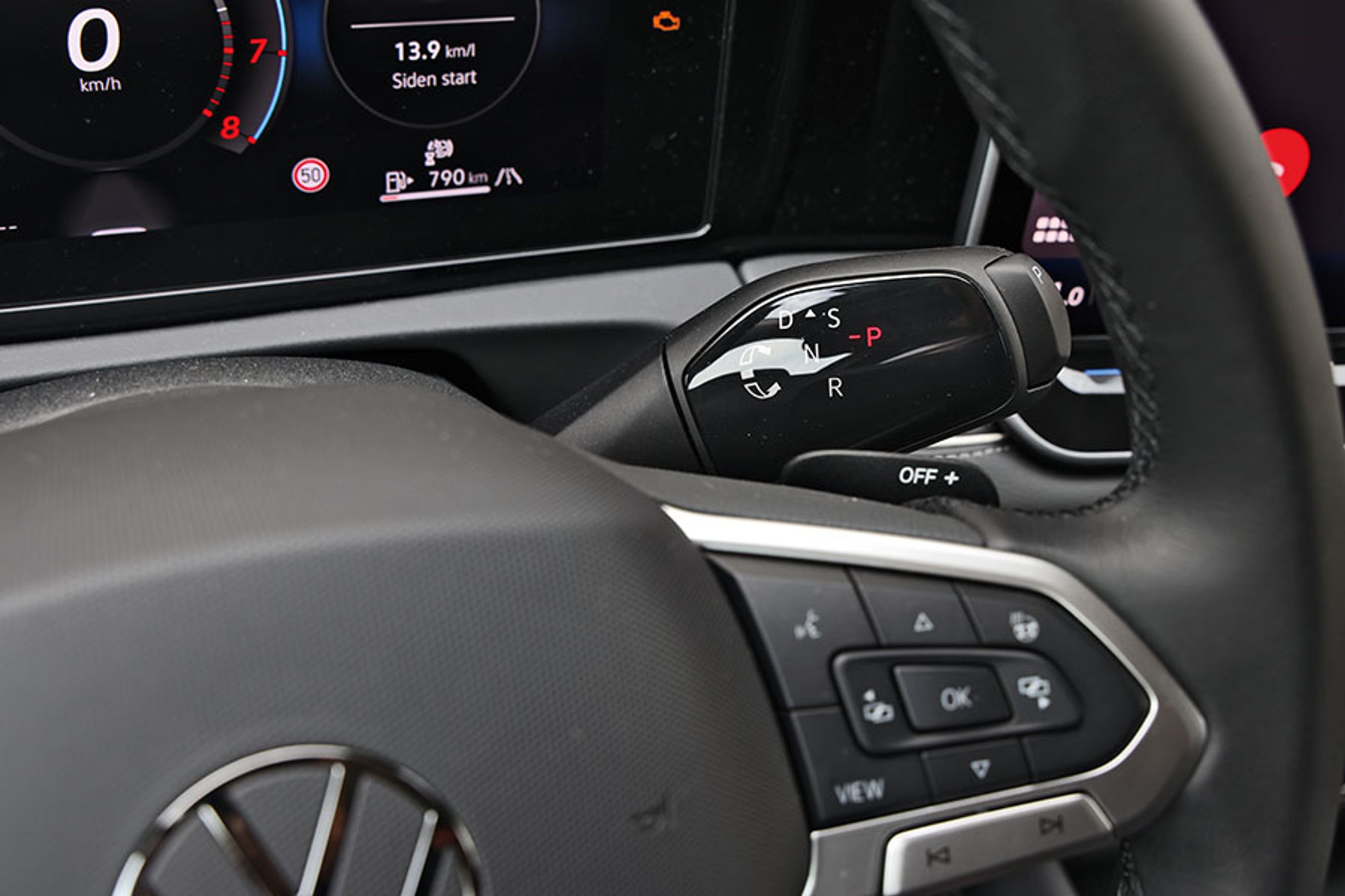 Gearvælgeren er placeret foran rattet højre del, på samme måde som det man ser i VW’s elbiler, og det fungerer godt.