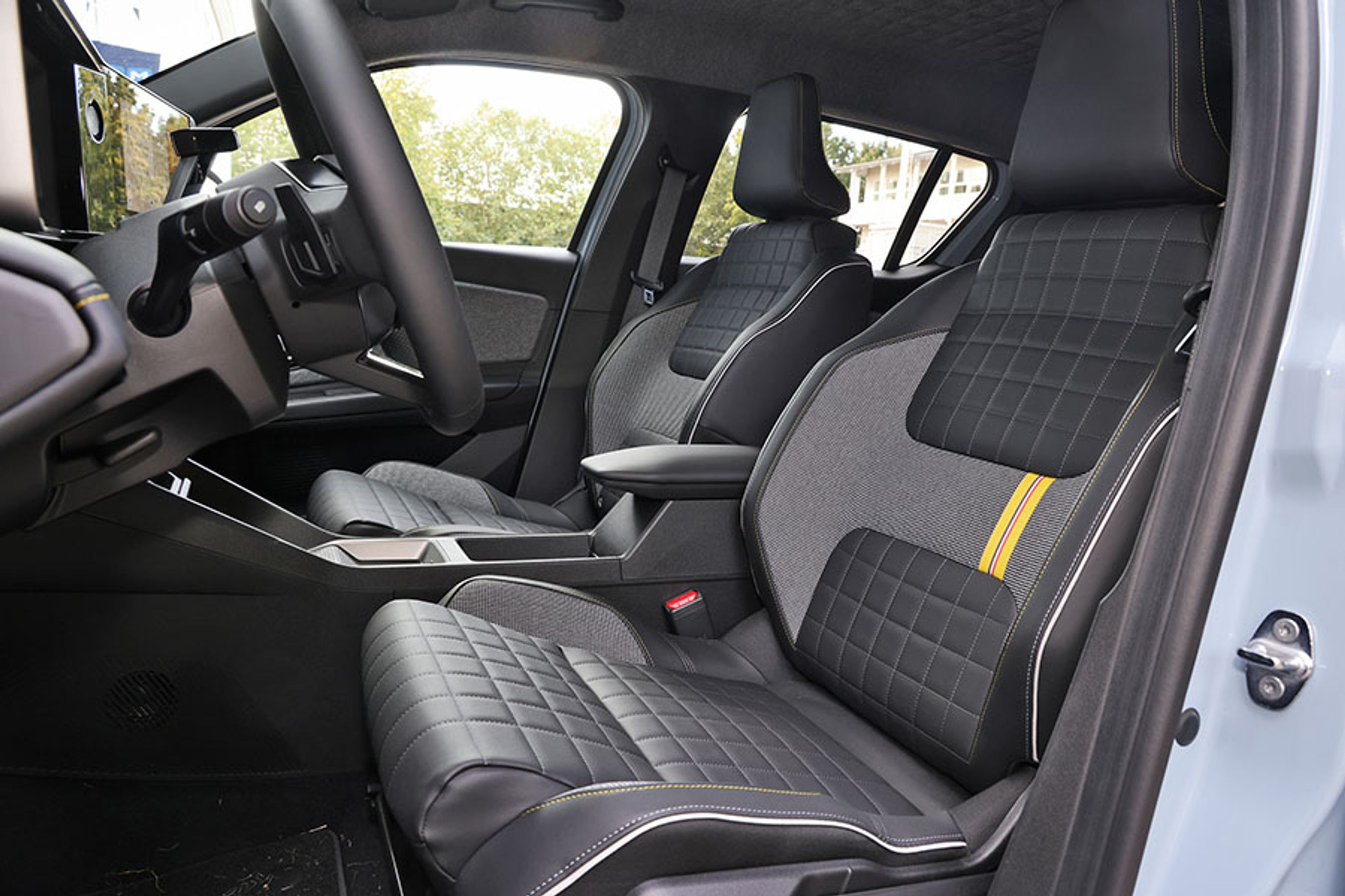 I denne Iconic-version er sæderne beklædt med genanvendte materialer i gul og grå. Sæderne er manuelt justerbare.