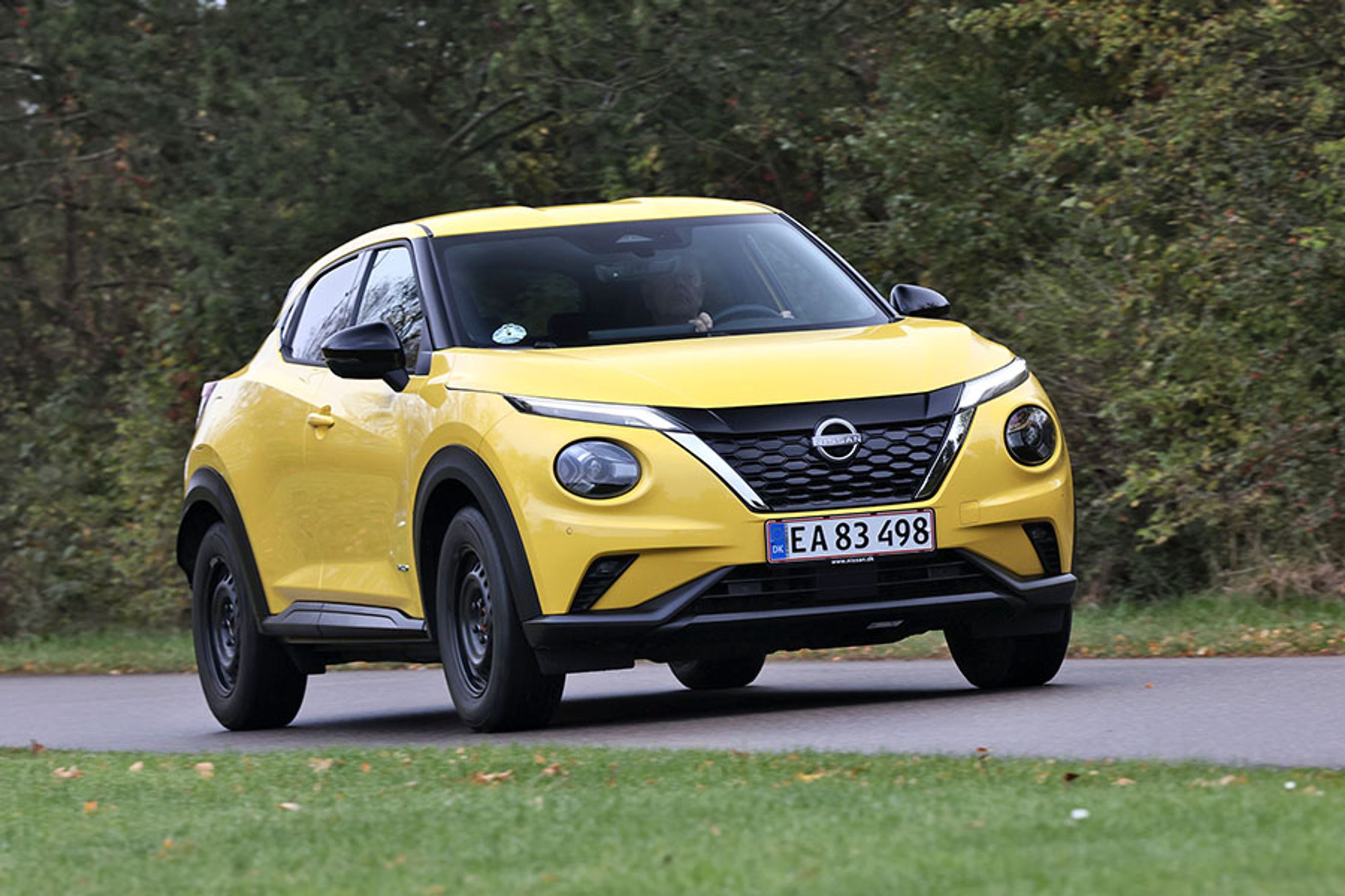 De store runde forlygter under LED-kørelyset er med til at minde om Jukes oprindelige design med anderledes formgivning af især forenden. Men i dag fremstår designet mere afdæmpet, og det gør den lidt mere kedelig, og man savner på forunderligvis det mere modige look.