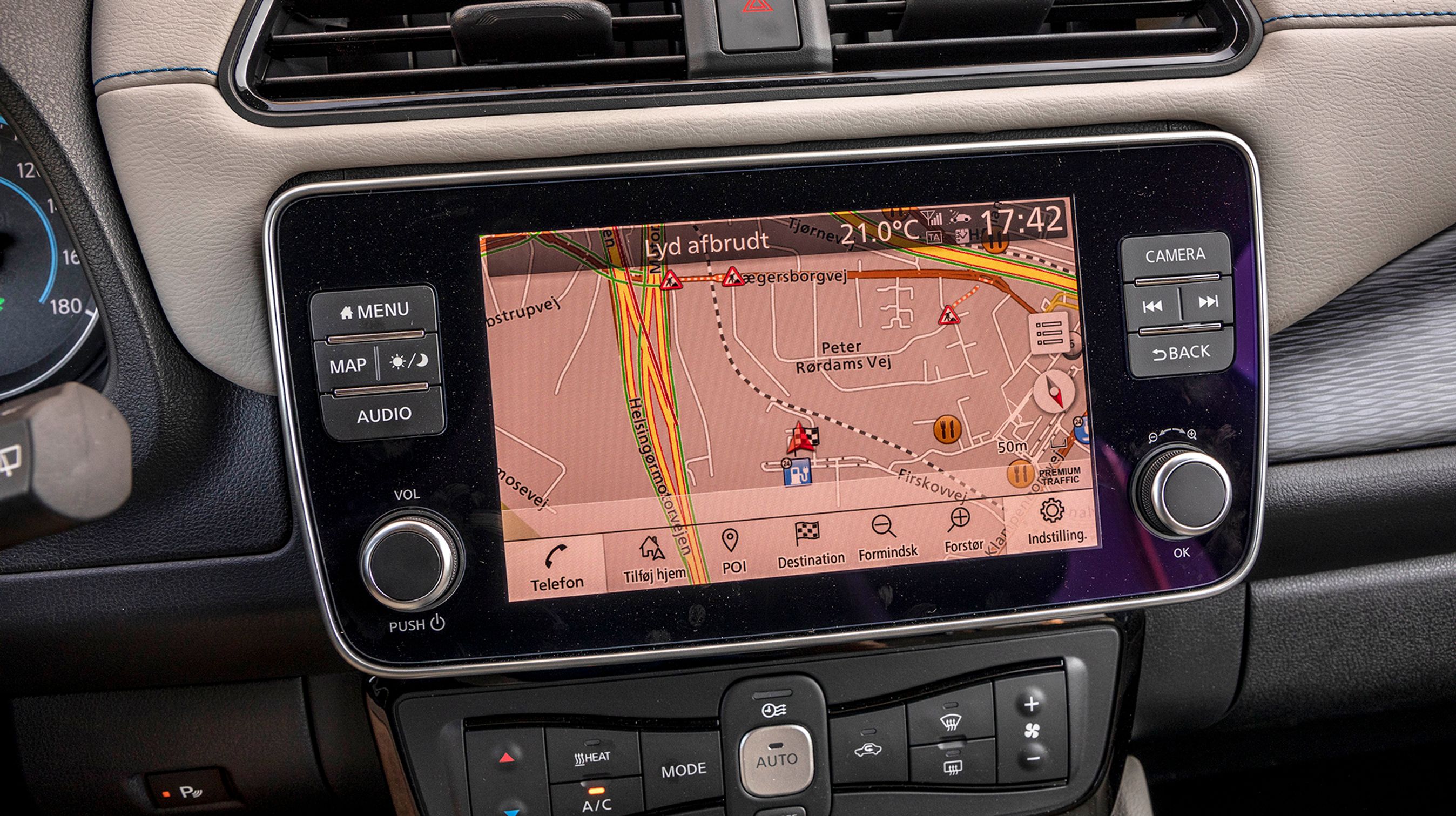Navigationsanlægget er standard, og man kan fra sin telefon sende adressen til bestemmelsesstedet, så man ikke skal sidde og taste det ind i bilen.
