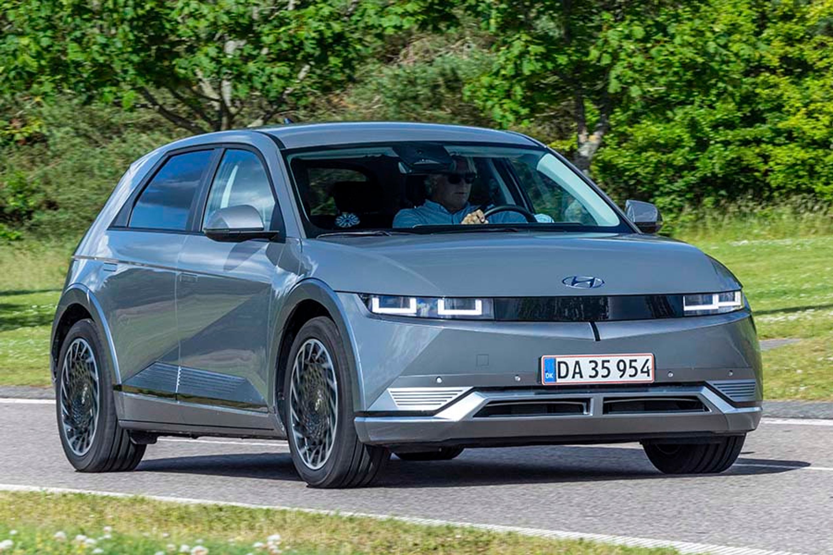 Designet af fronten på Ioniq 5 kan fortsat imponere, og de kantede kørelyslygter giver bilen et unikt udseende. På billedet ser bilen ikke stor ud, men det snyder, for den er enorm, når man ser den tæt på.