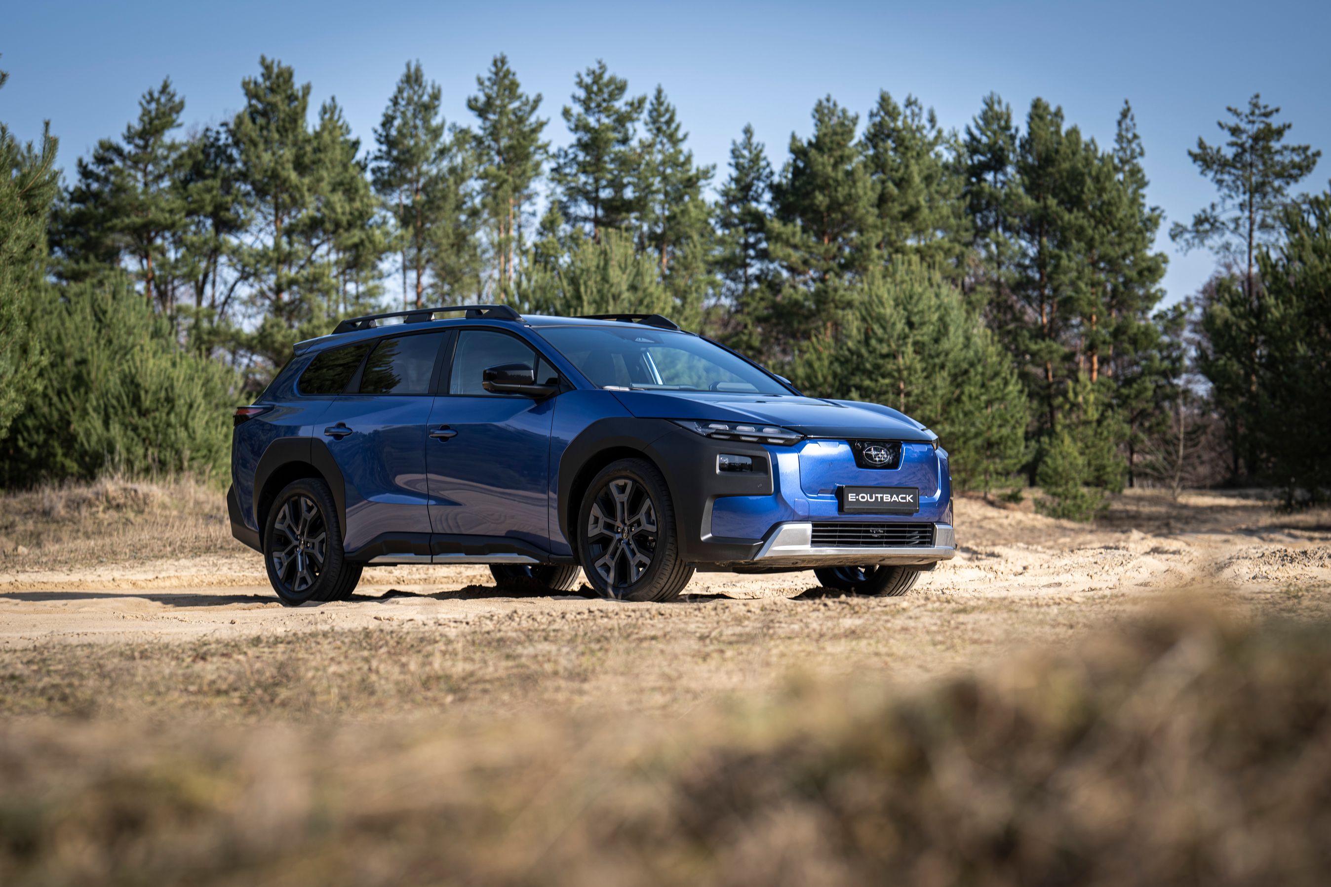 Subaru e-Outback holder parkeret på skovvej