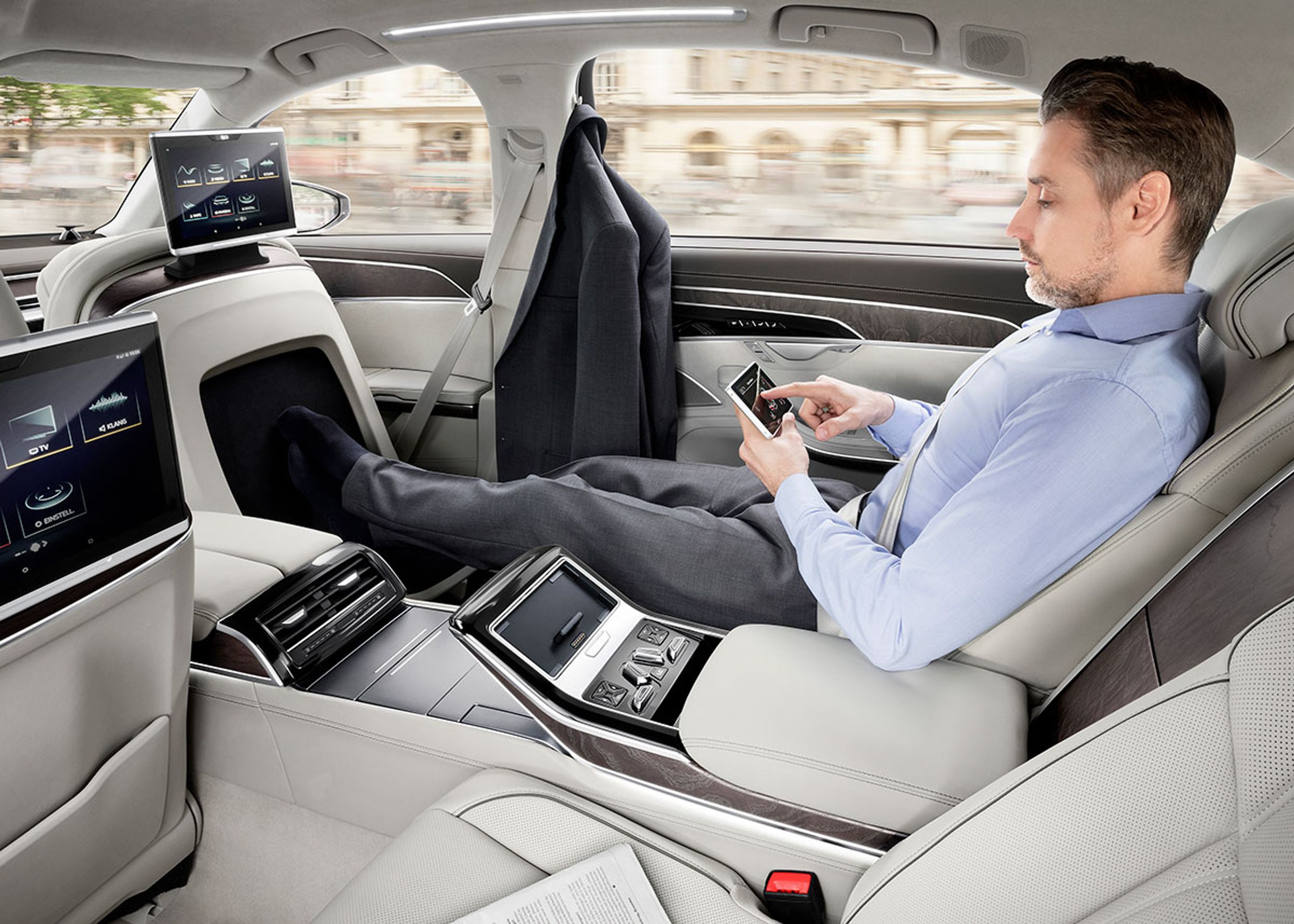 I den lange udgave kan man bestille bilen med en særlig fodskammel, der kan massere fødderne undervejs.