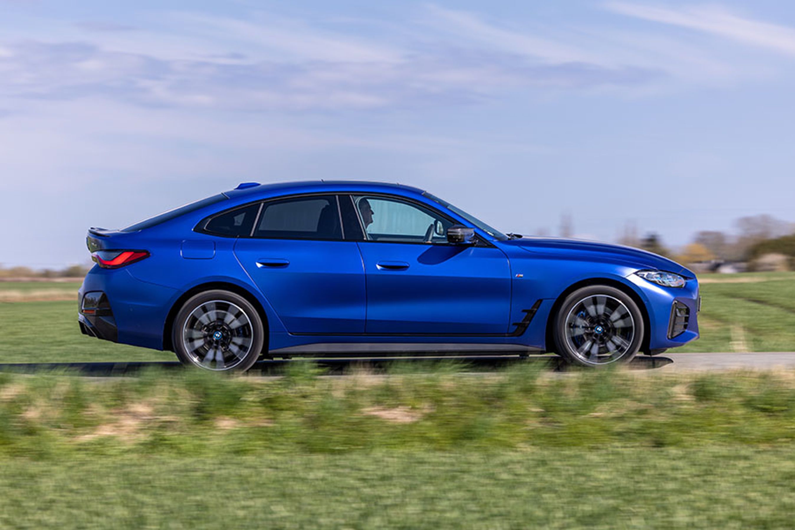 I profil kan man ikke se forskel på den elektriske og brændstofudgaverne af BMWs 4-serie.