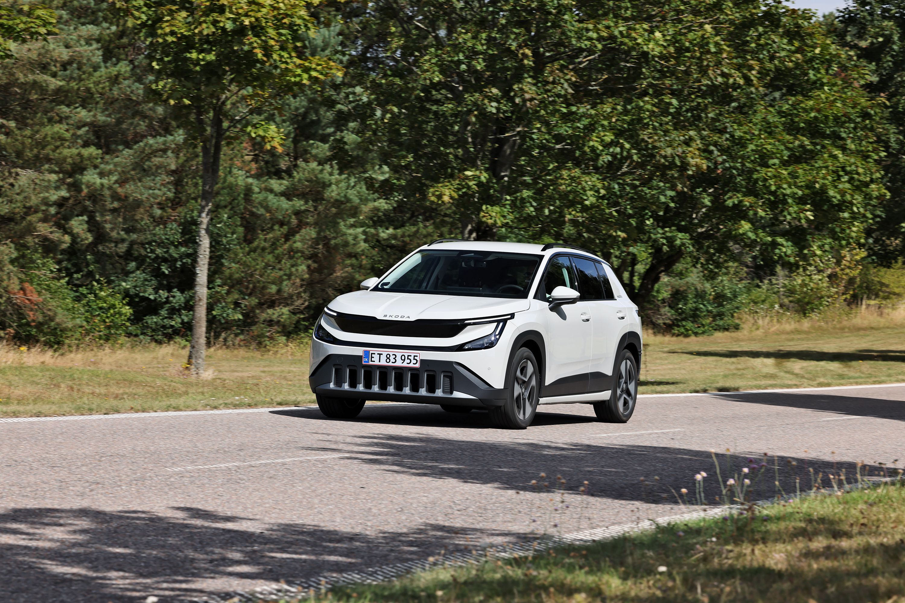 Skoda Epiq 55 Selection Launch Edition 2026 set forfra på landevej med træer i baggrunden. 