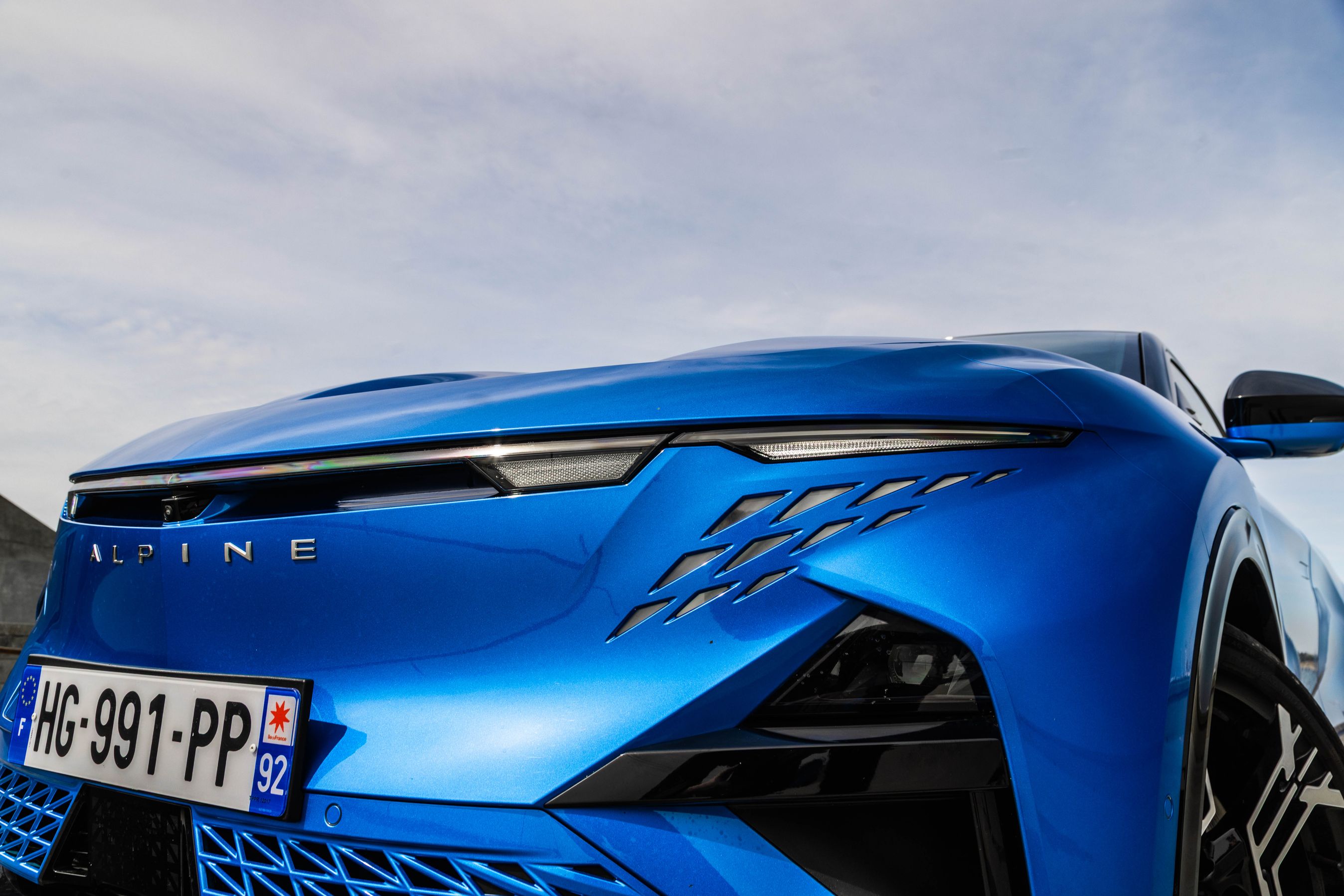 Kørelyset på en Alpine A390 udgøres af et arrangement af lysende trekanter. Over dem er nærlyset, der er af LED Matrix-typen