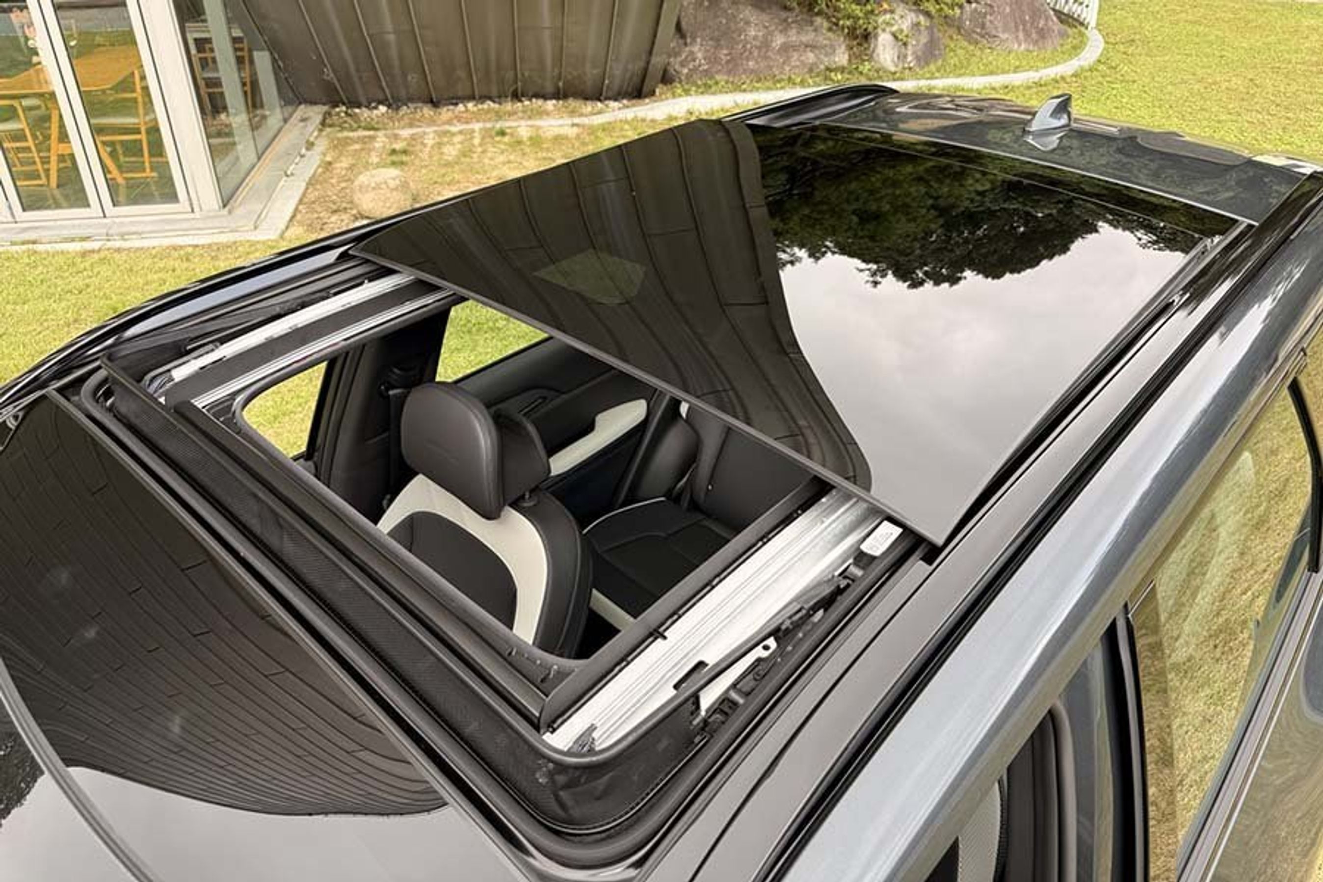 Panorama-soltag på en Kia EV5