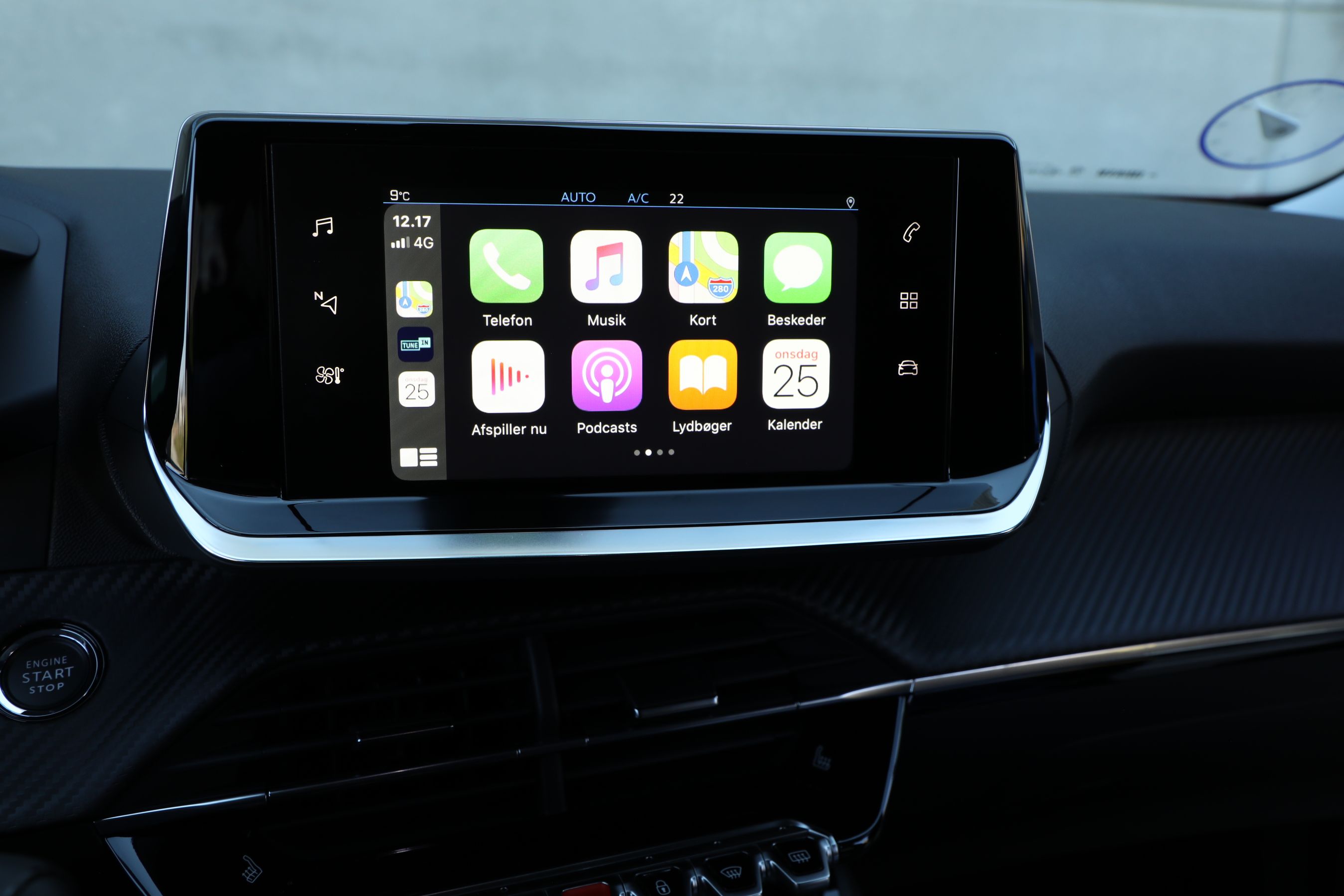Peugeot 2008 har indbygget Apple CarPlay, så man med en iPhone let kan styre telefonens funktioner fra skærmen eller med stemmekommandoer med begge hænder på rattet.