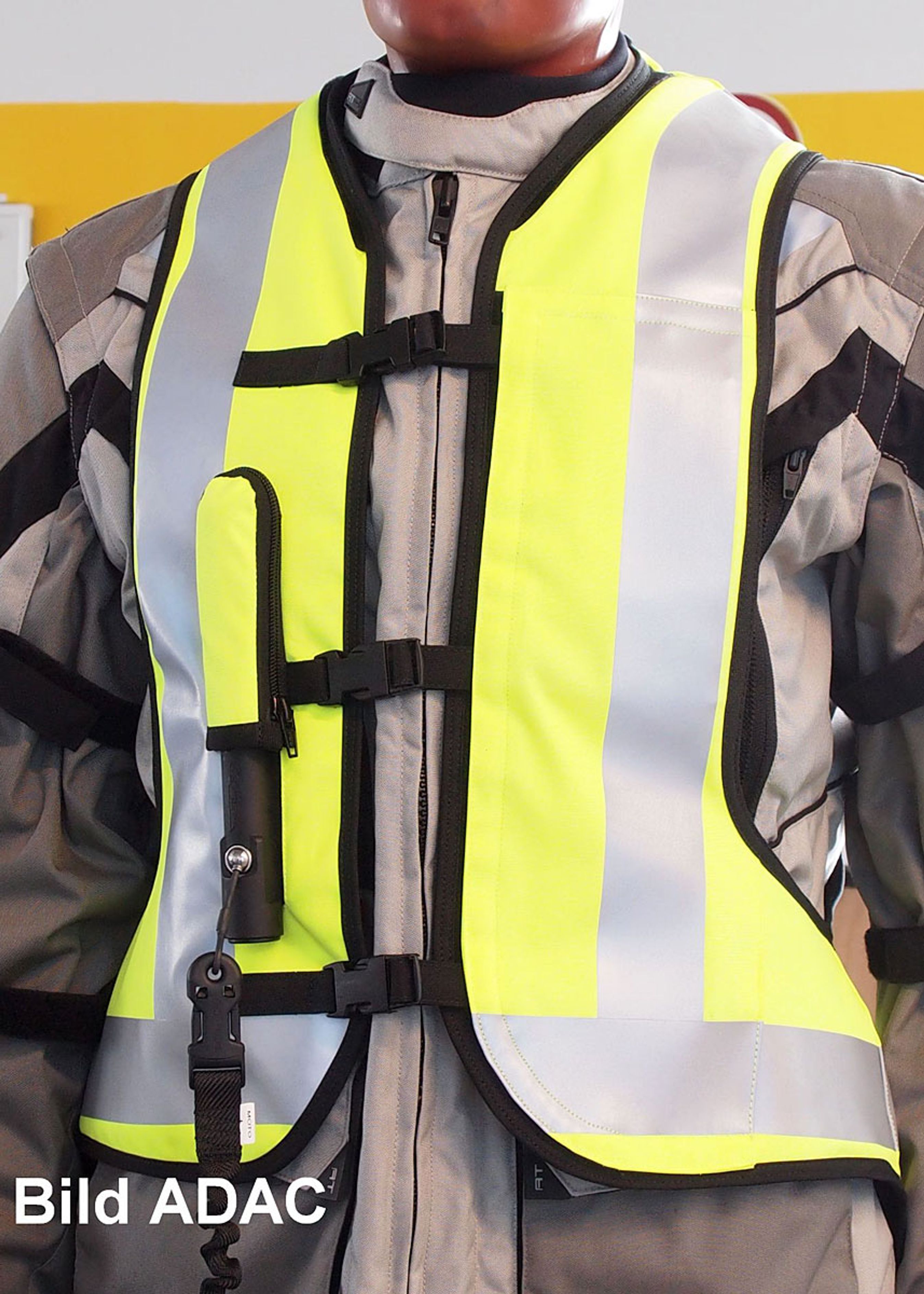 Begge veste - her Helite Air Nest - er nemme at tage på og fylder ikke meget. Denne "billige" vest skal dog fastgøres til motorcyklen med line ved hver tur.