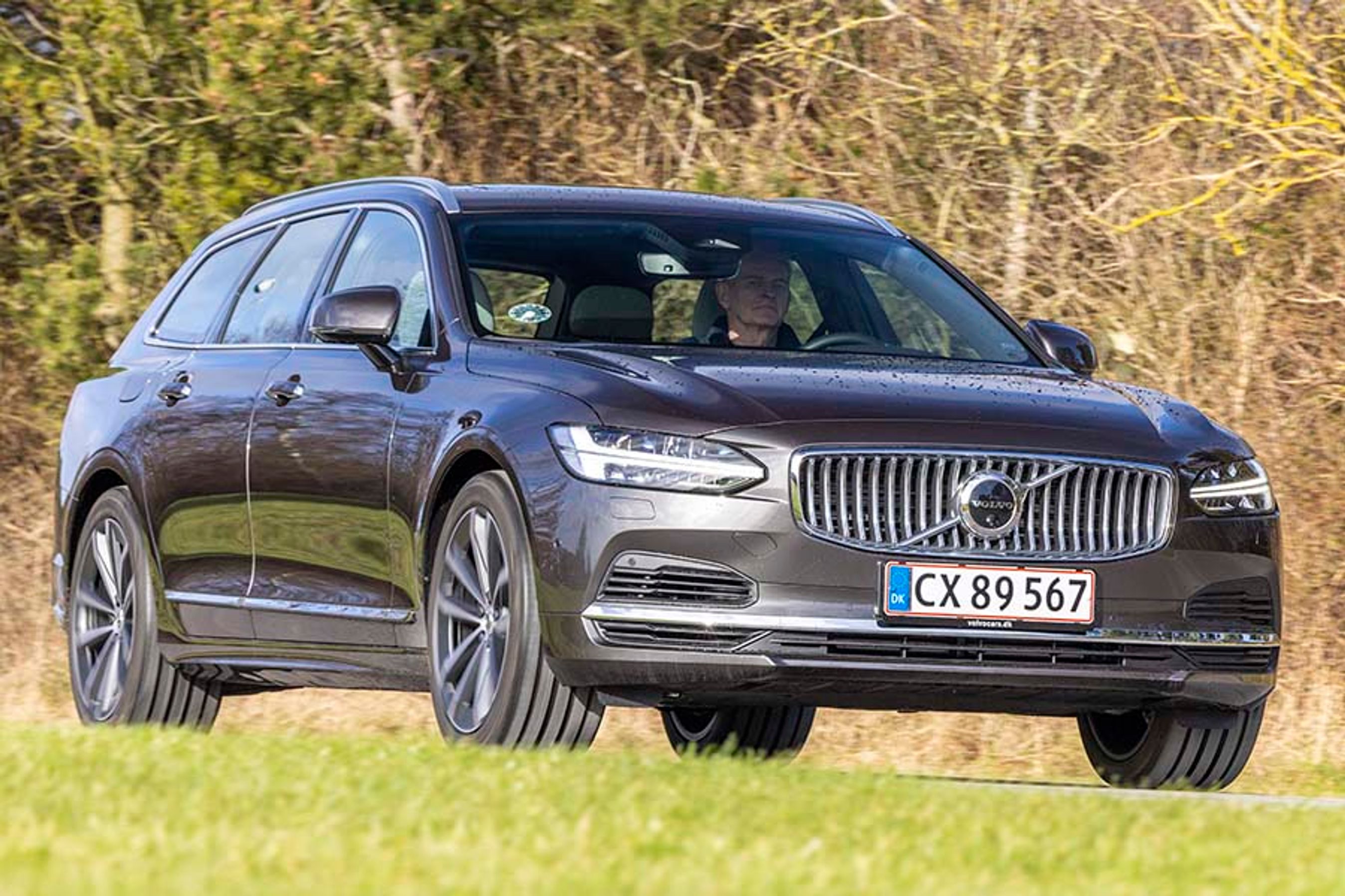 Den store Volvo V90 har efterhånden mange år på bagen, men den opleves stadig som en moderne og velfungerende bil. Ikke mindst forlygterne er med til at gøre køreoplevelsen om natten til noget særligt.