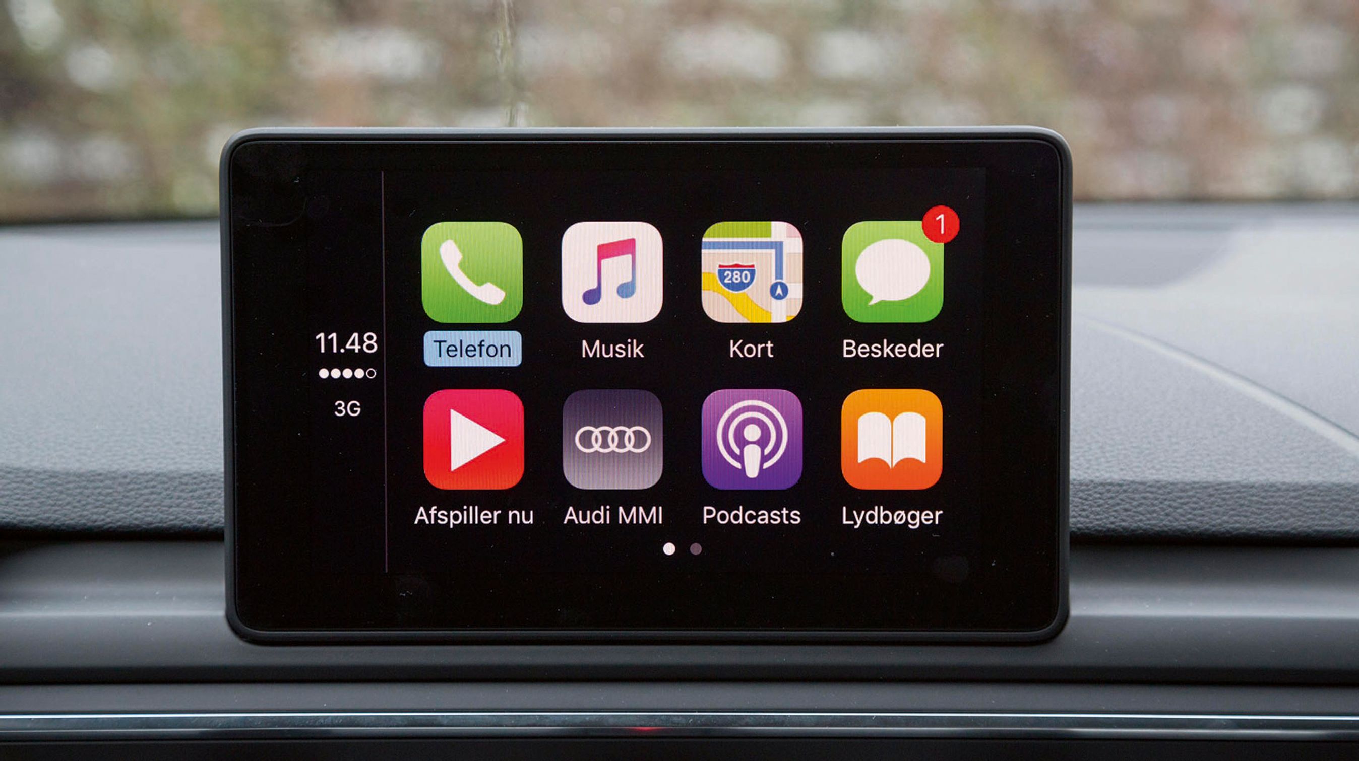 Skærmen kan bl.a. tilkobles mobilen, så man trafiksikkert kan styre telefon, beskeder og meget andet.