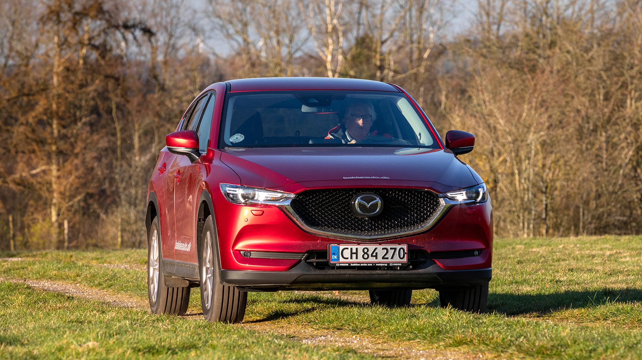 Mazda CX-5 er en stor SUV med flot design og tydelige Mazda-kendetegn i fronten. LED-forlygter er standard.