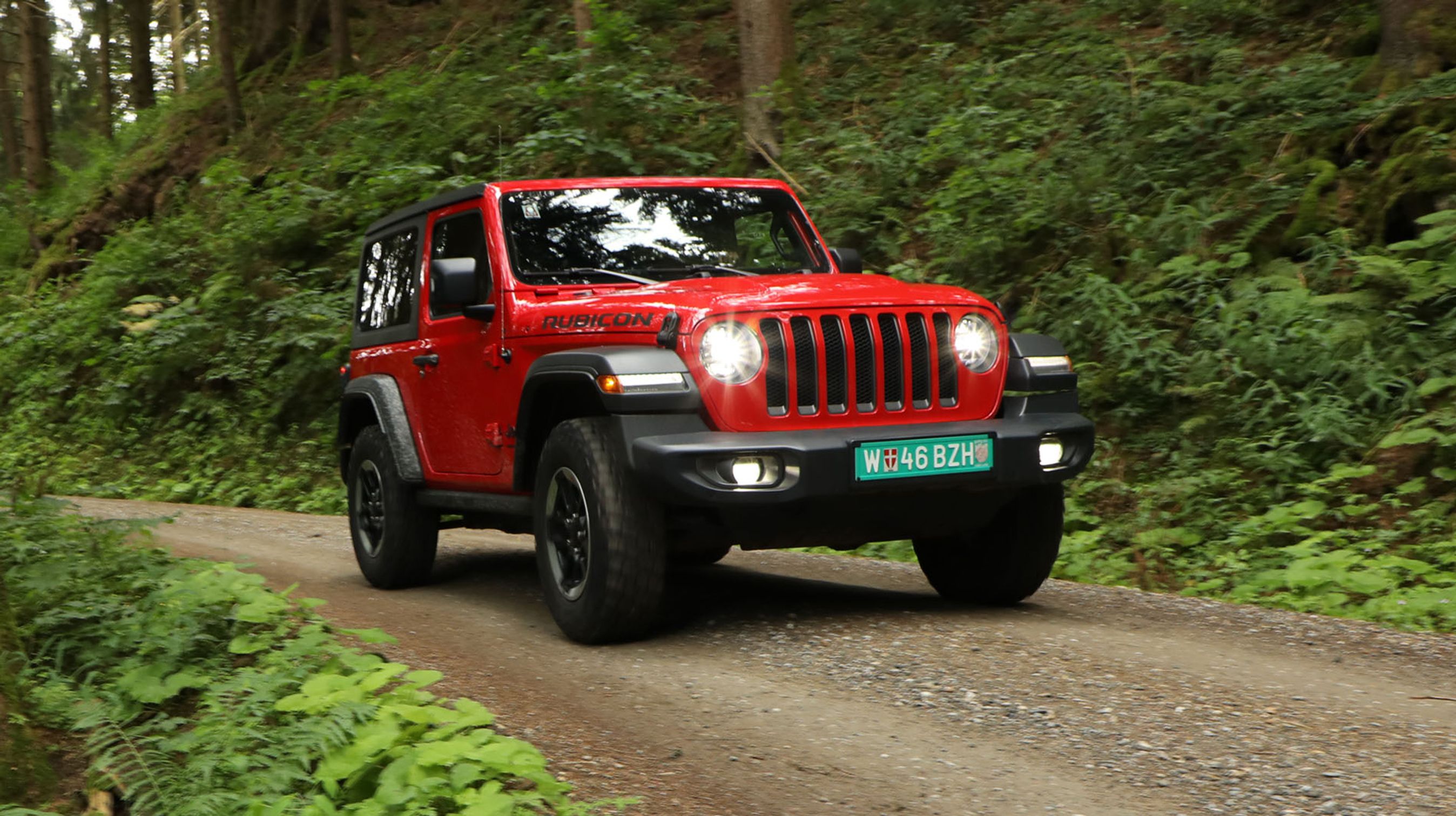 Wrangler holder fast i formerne, men nedenunder er meget ændret. Blandt andet er alle motorer nu firecylindrede. Firehjulstrækket har man holdt fast i.
