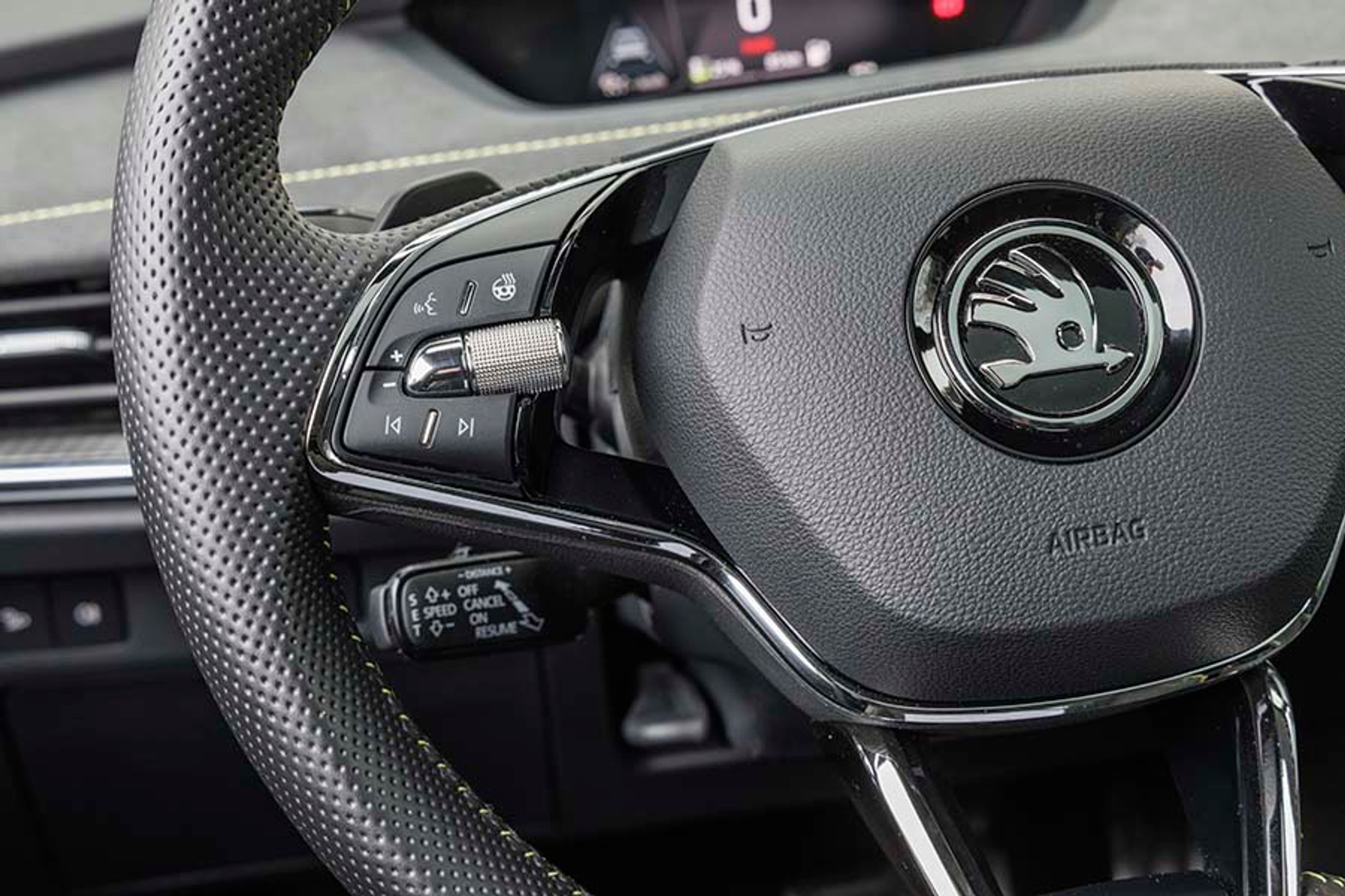 Der er fysiske knapper på rattet, og de er lette at betjene. En smart knap på rattet er selve ratvarmen, der ligger lige ved hånden, når det er koldt. 