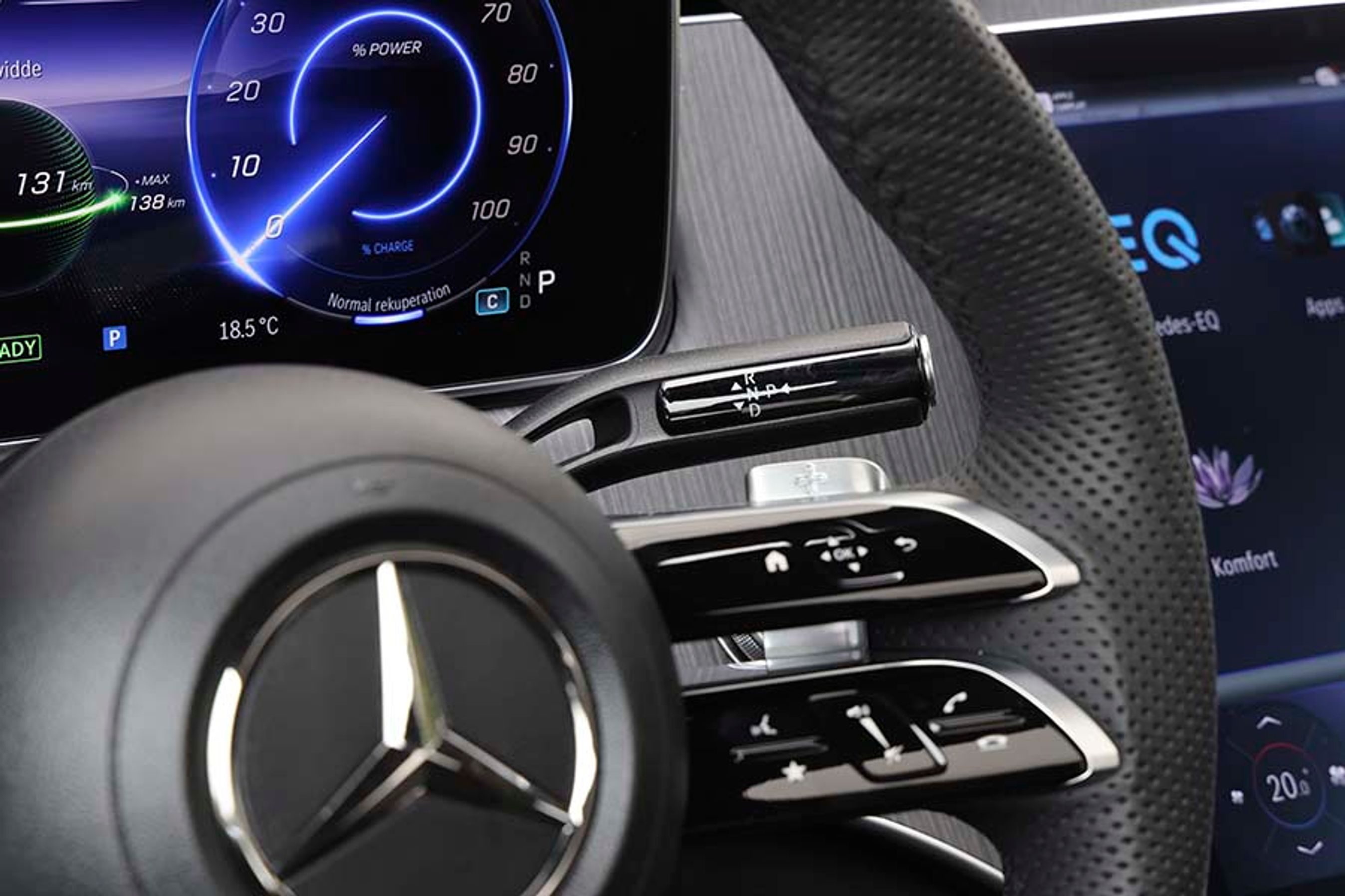 Gearvælgeren sidder på vanlig Mercedes-vis bag rattet, og den er let at betjene i dagligdagen.