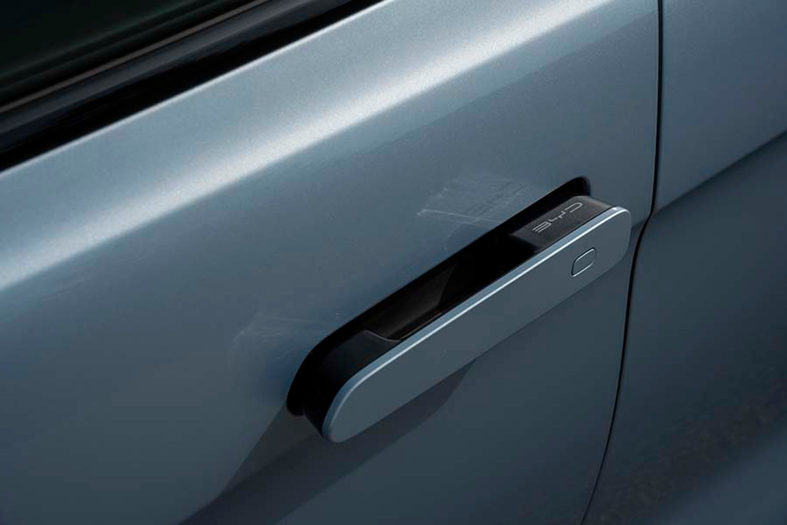 Dørhåndtagene glider elektrisk ind og ud og mindsker derved luftmodstanden under kørslen. Det er mere smart end praktisk i hverdagen.