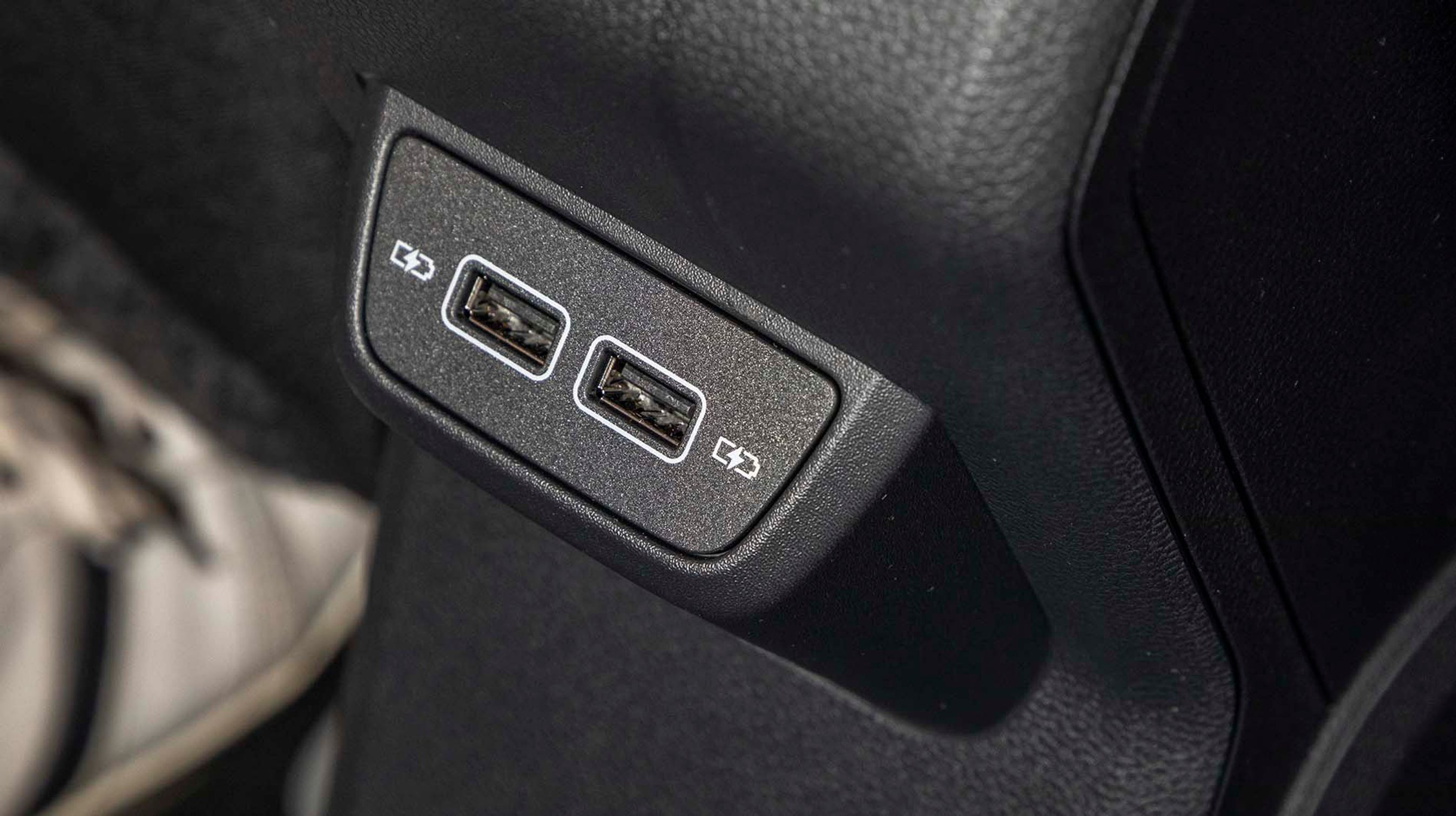 Der er to USB-stik til bagsædepassagererne, så de kan få strøm på mobiltelefoner og iPad’s under turen.