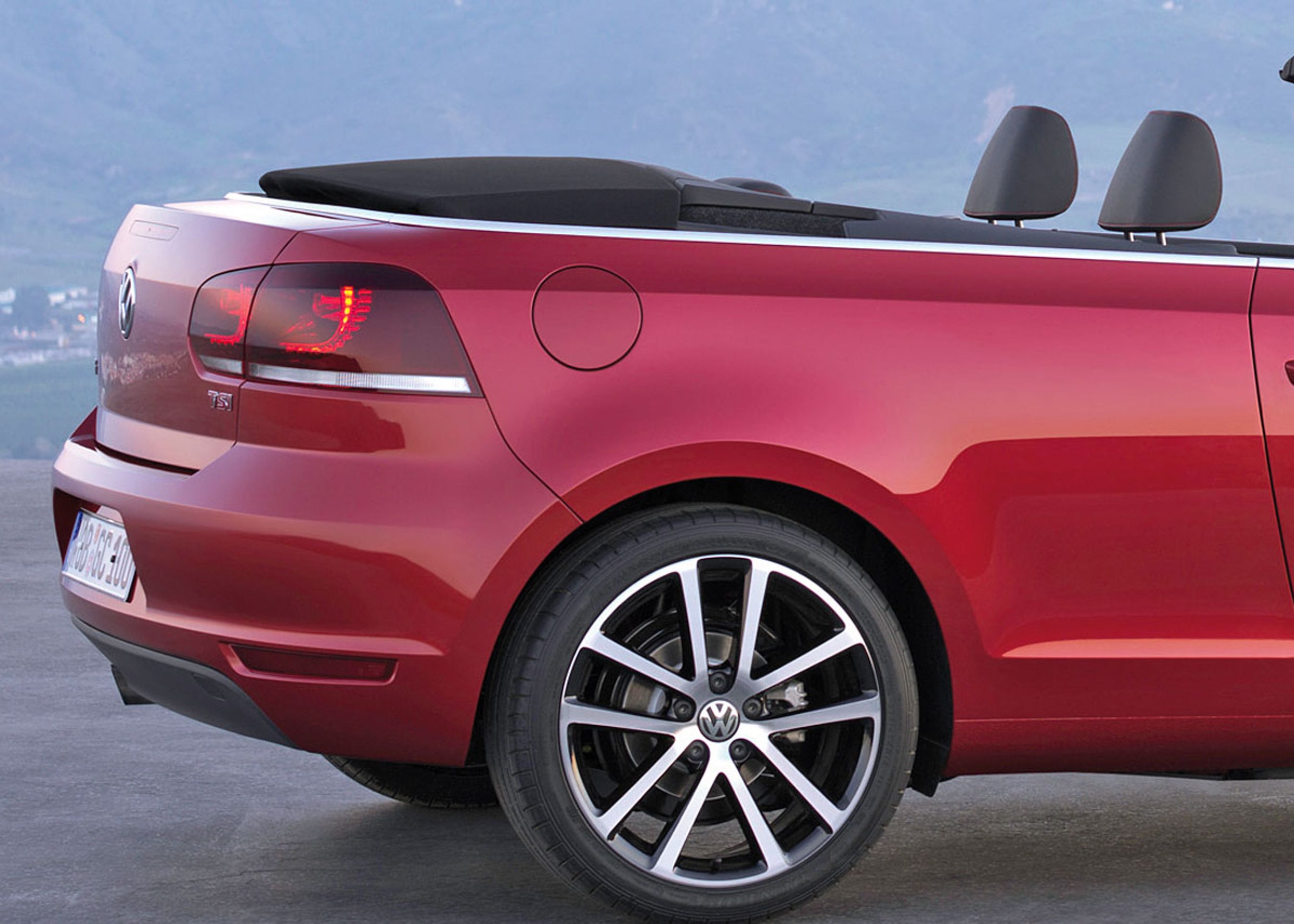 Kalechen er i sammenfoldet tilstand langt mere elegant integreret i bagpartiet end på tidligere Golf-generationer.