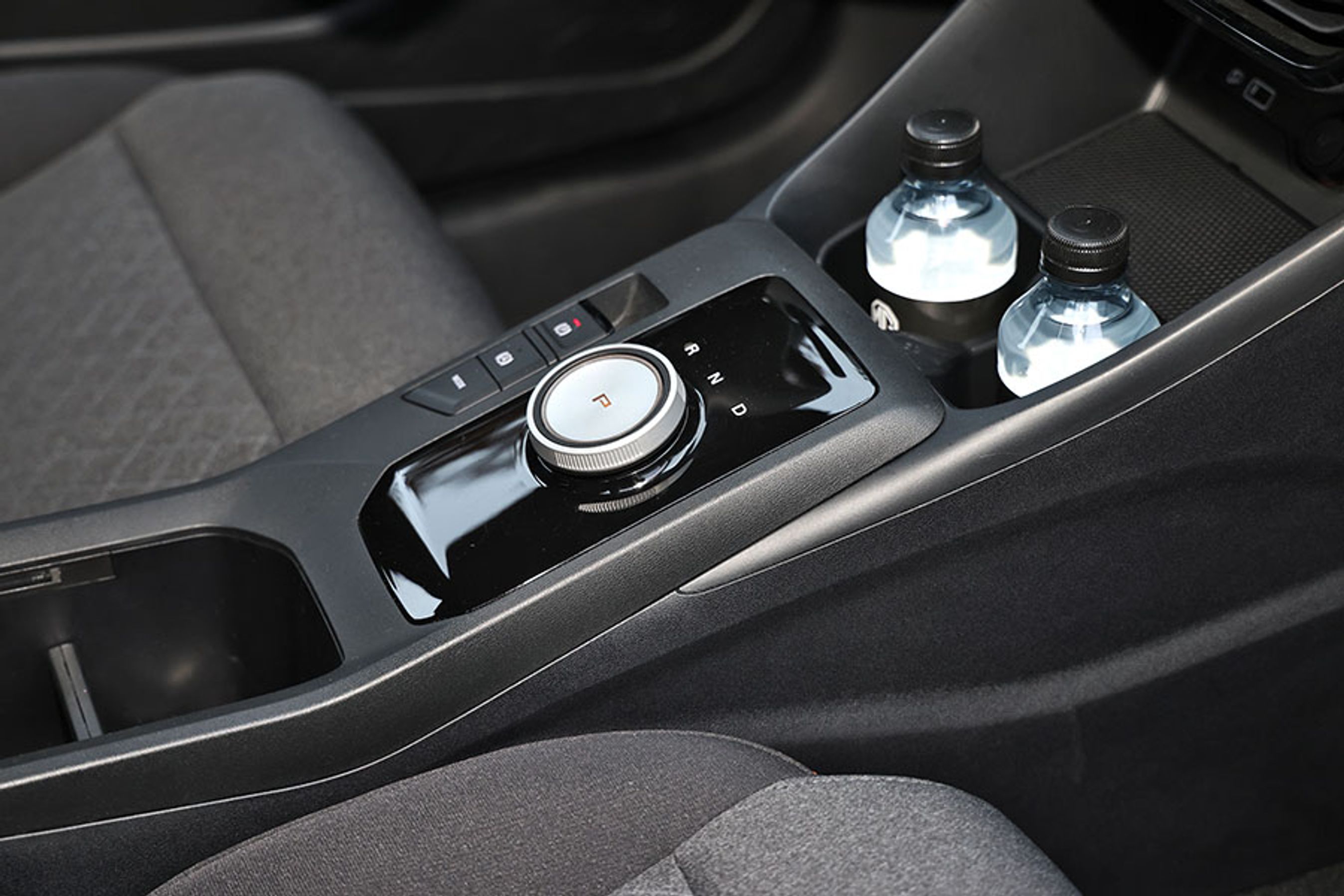 Gearvælgeren er placeret som en drejeknap mellem forsæderne, og den fungerer rigtig fint, idet man let kan manøvrere den uden at se på den samtidigt.