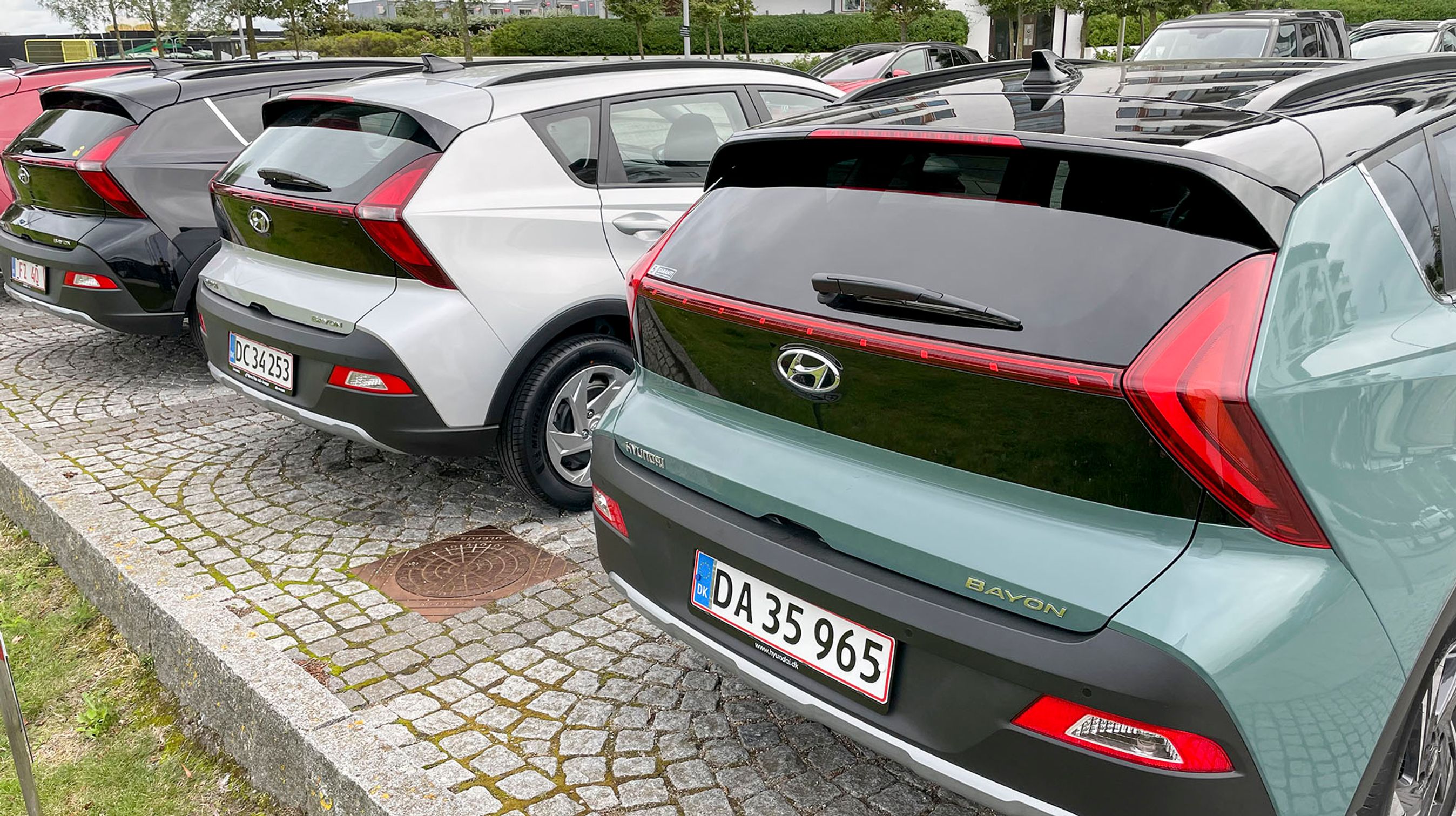 Bayon har et usædvanligt og iøjnefaldende bagparti med det brede lygtebånd på tværs af bilen. Men trods designet er lygterne med halogen og ikke LED. Og ærgerligt nok er designer-lygterne ikke tændte i dagslys.