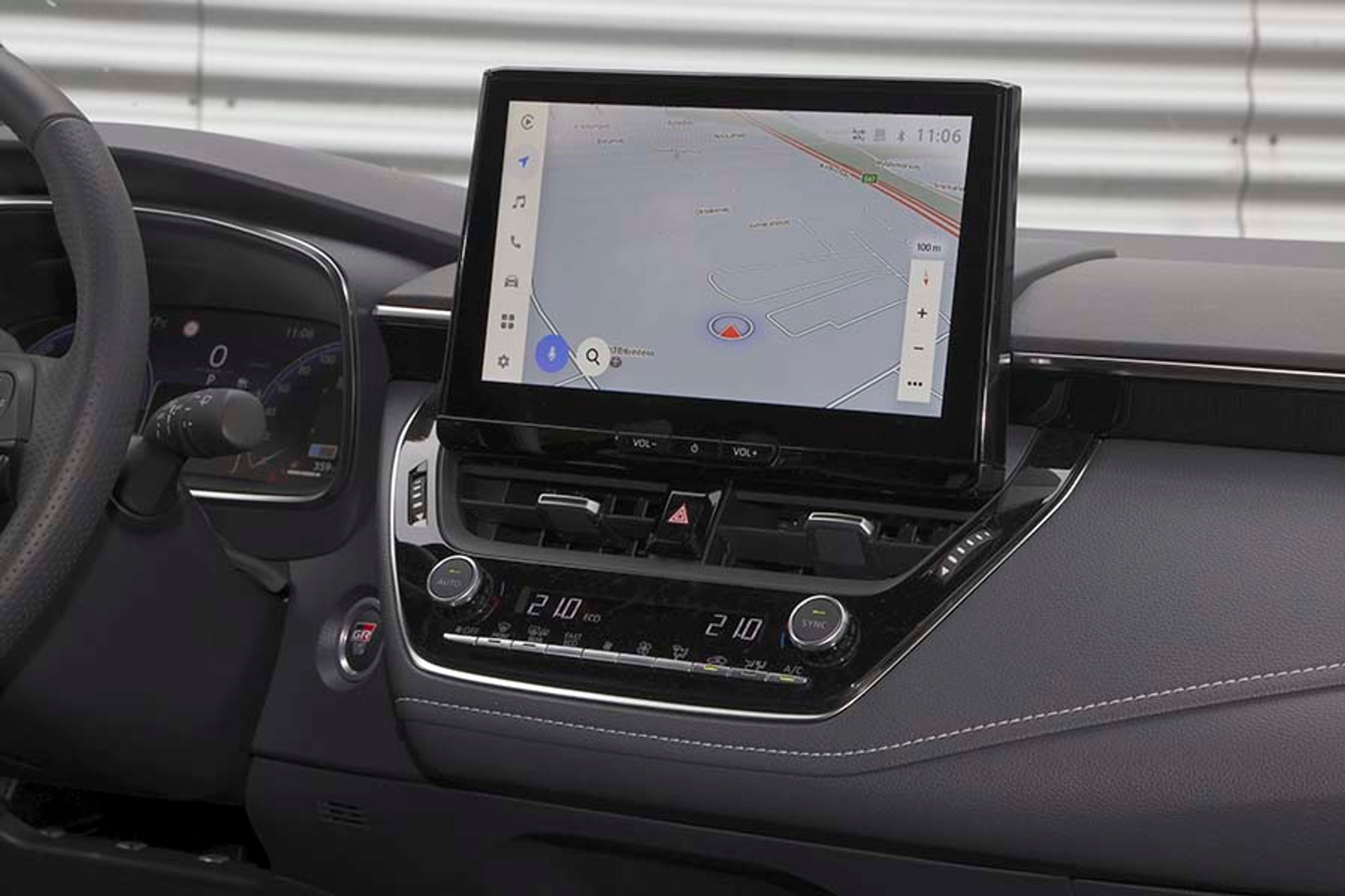 Den opretstående midterskærm er på 10,5" og har bl.a. trådløs opkobling til Apple CarPlay og Android Auto.