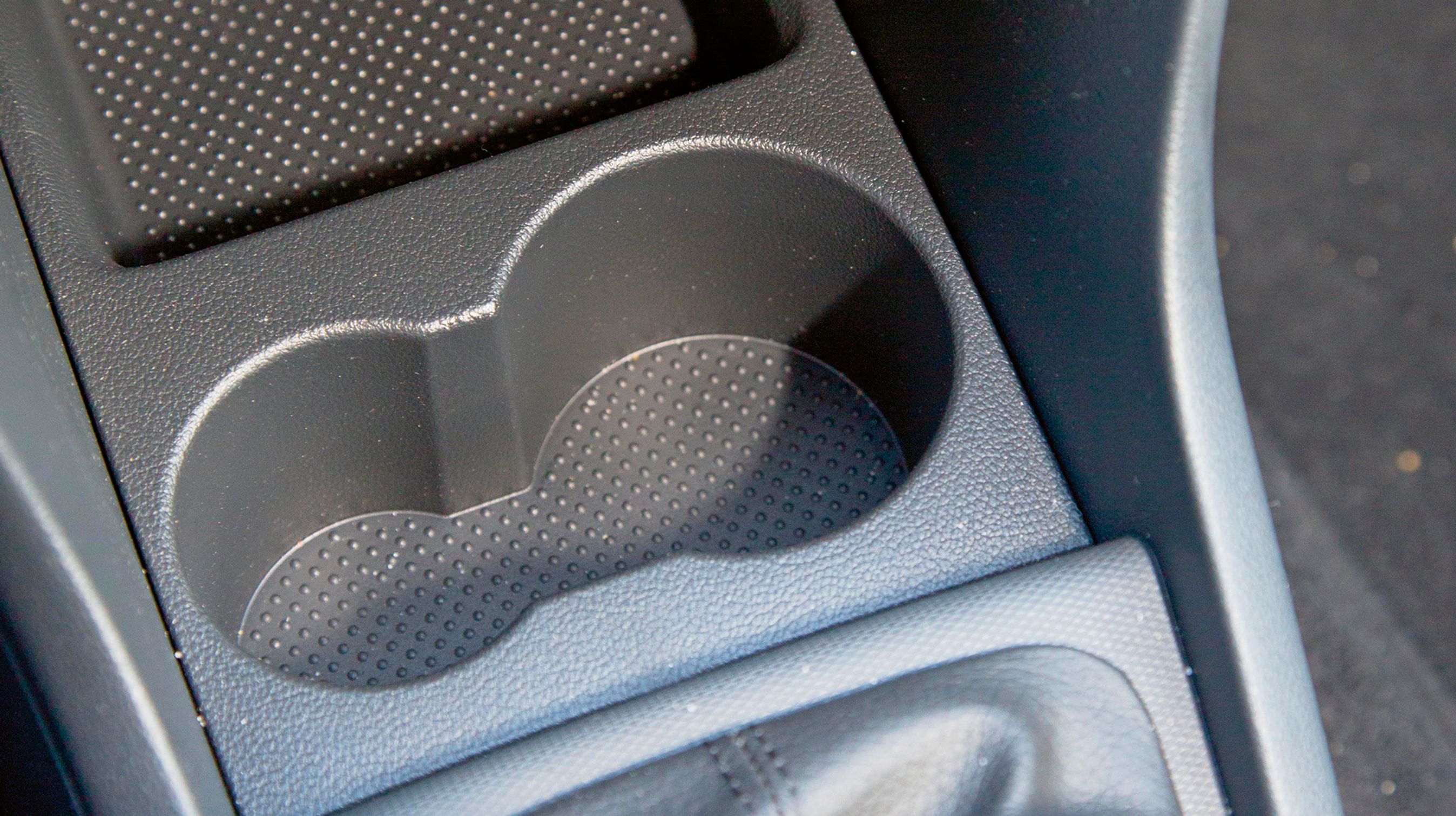 Kopholdere, ja. Men det er svært at placere en kop eller flaske i dem på grund af varmeanlægget ovenover.