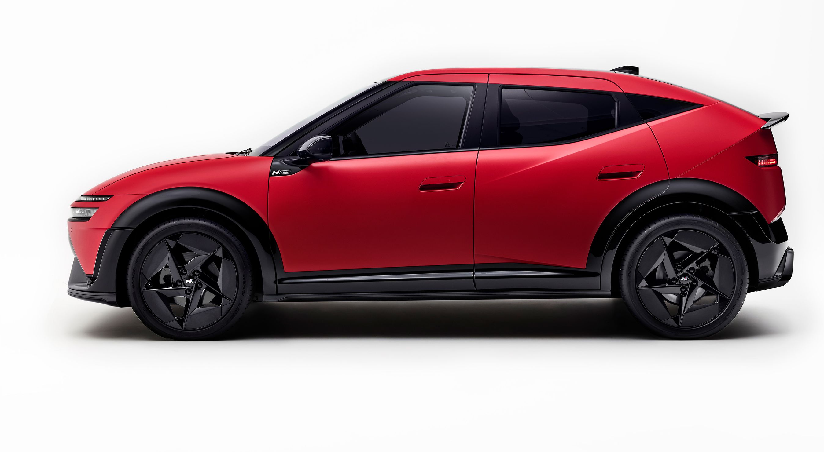 Rød Ioniq 3 i profil.