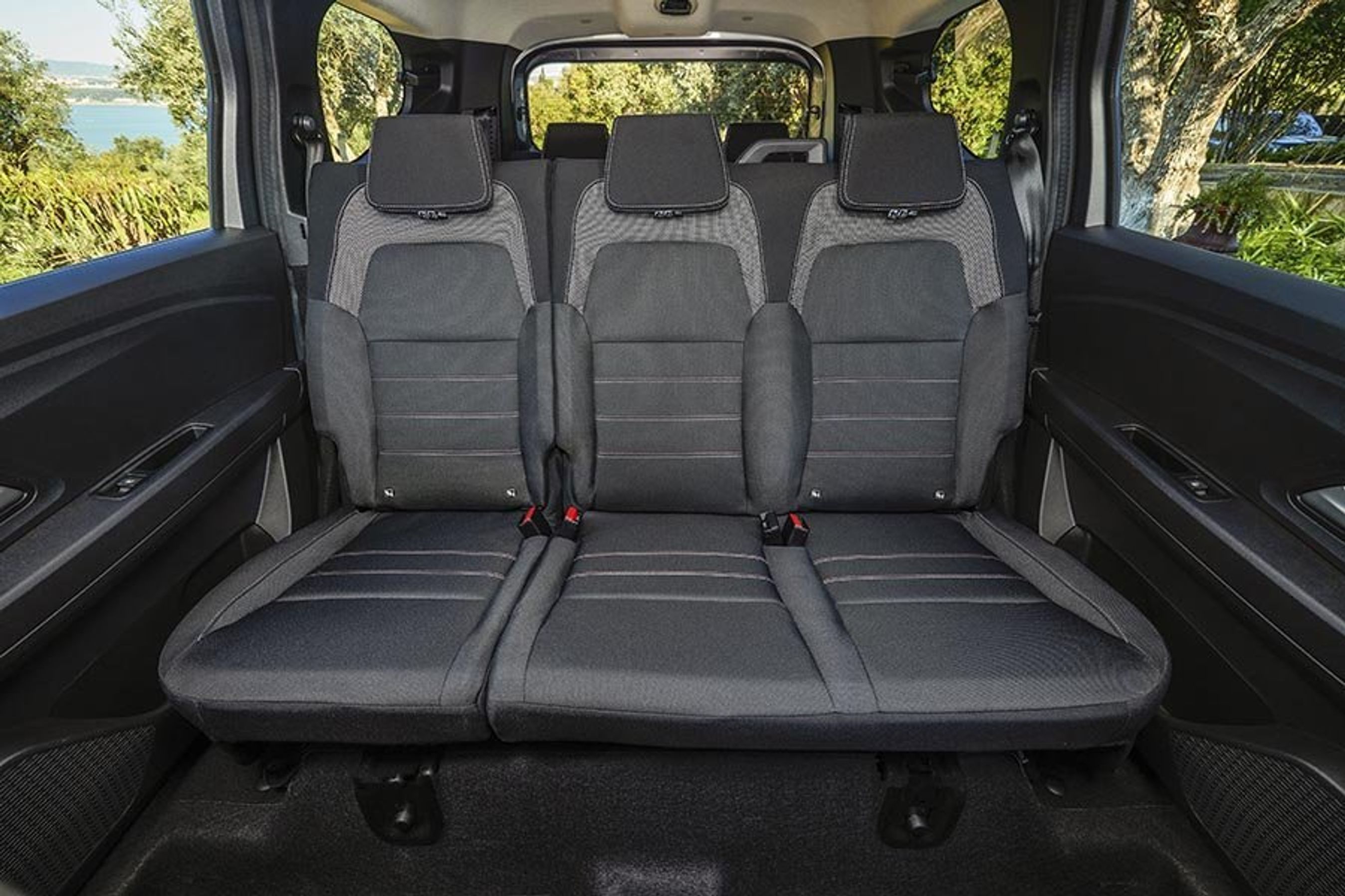 Der er tre separate sæder på anden række i Dacia Jogger
