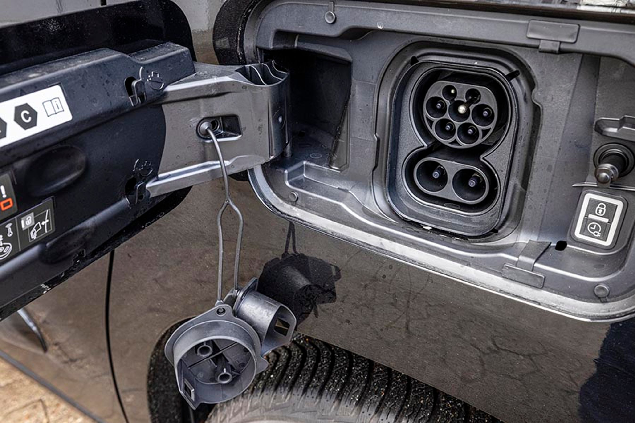 Ladestikket er placeret foran venstre baghjul, og der er et trefaset stik til en 11 kW-ladeboks derhjemme, mens man på farten kan lynlade med op til 100 kW. Vi målte dog kun en gennemsnitlig effekt på 68 kW.