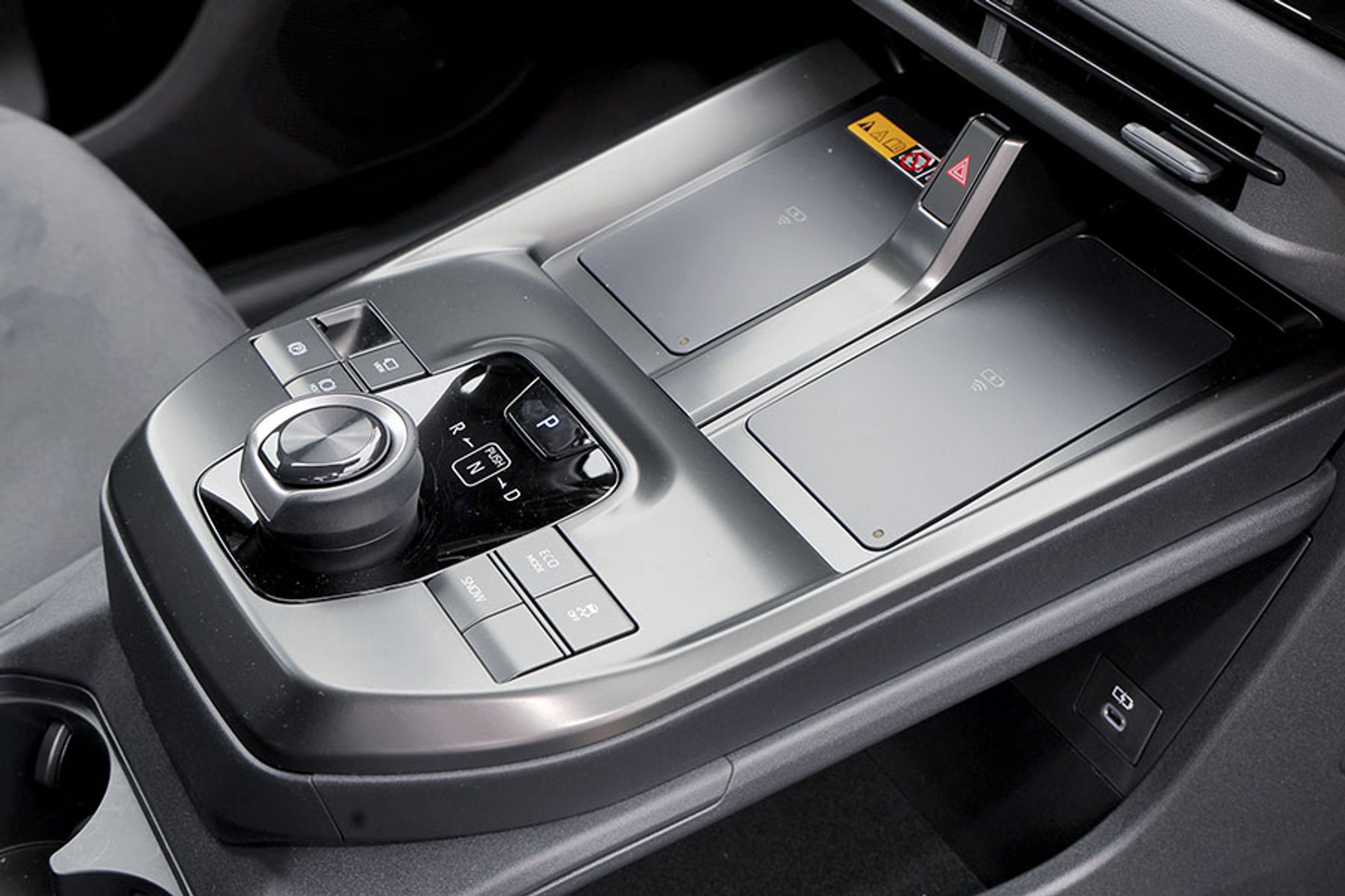 Gearvælgeren er let at finde og betjene. Og lige foran den er der mulighed for at oplade to mobiltelefoner med trådløs opladning. Mobilerne ligger rimeligt fint, men et cover på mobilen får den til at ligge mere stabilt. 