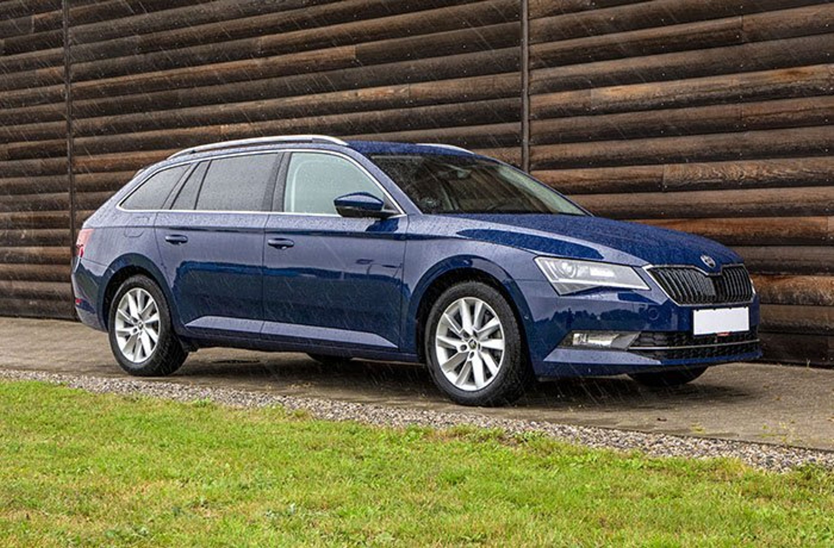 Skoda Superb er en meget stor bil, med god komfort for familien, der vil have både masser af benplads og et kæmpe bagagerum. 