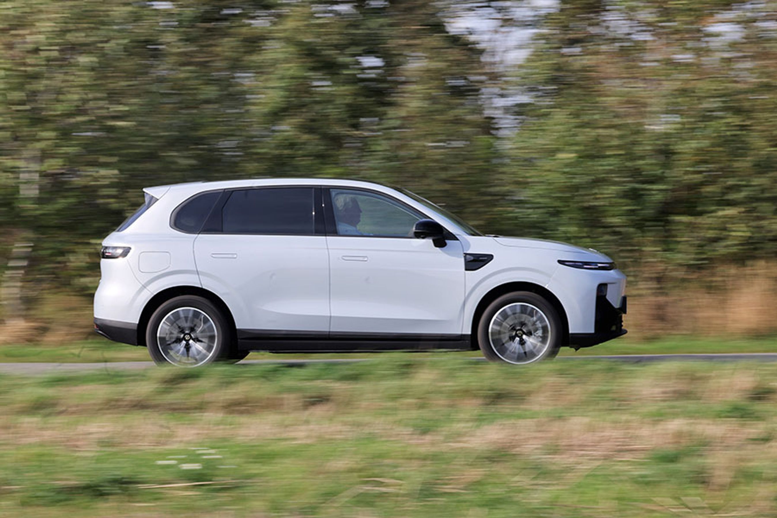 Leapmotor B10 har et vindglat og moderne look, der næppe skræmmer mange væk.