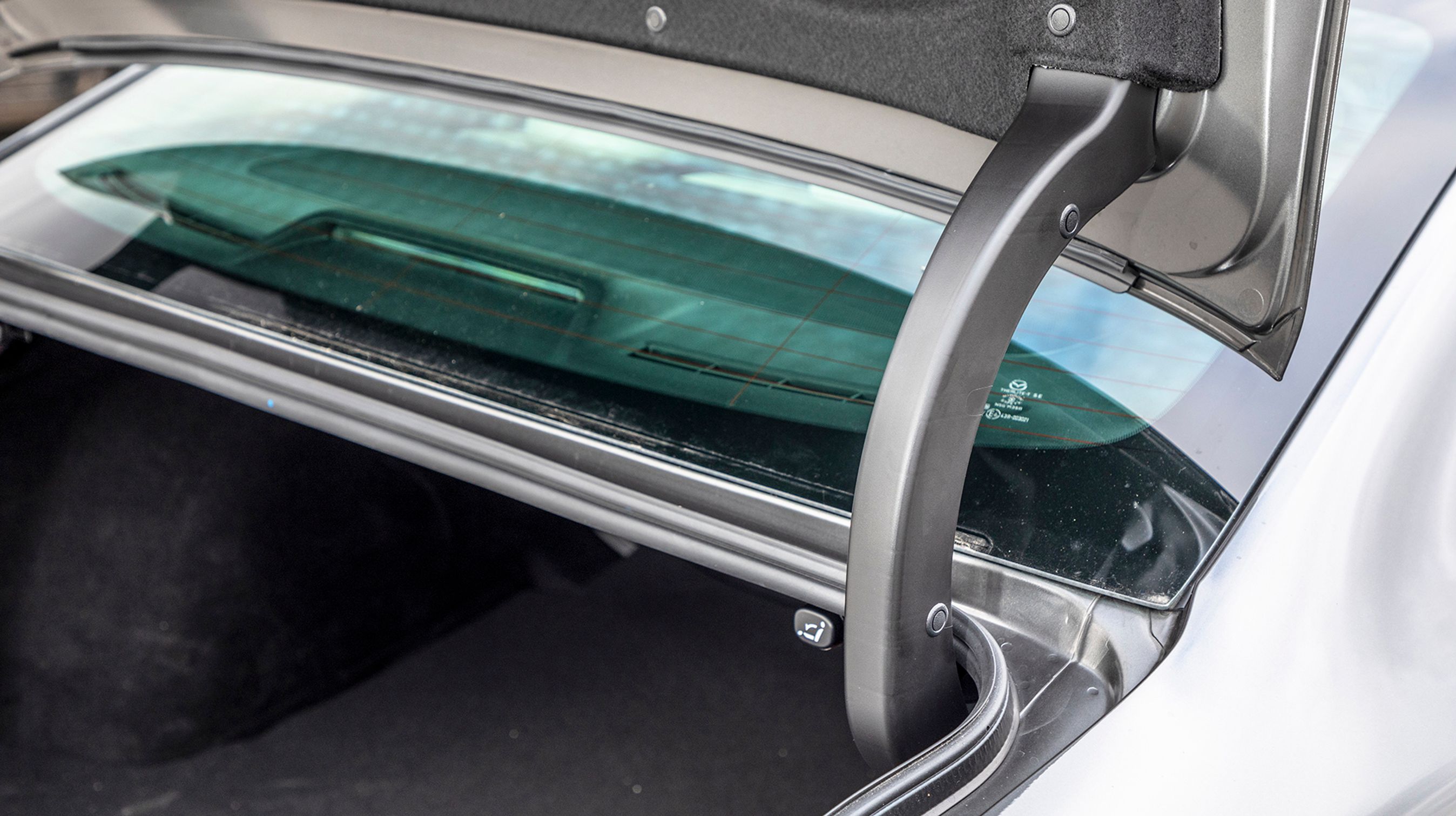 Et par gammeldags „kuffertknusere“ holder bagklappen oppe. Den er i fin balance, men man skal passe på, når man pakker bagagen ude i siden af rummet.