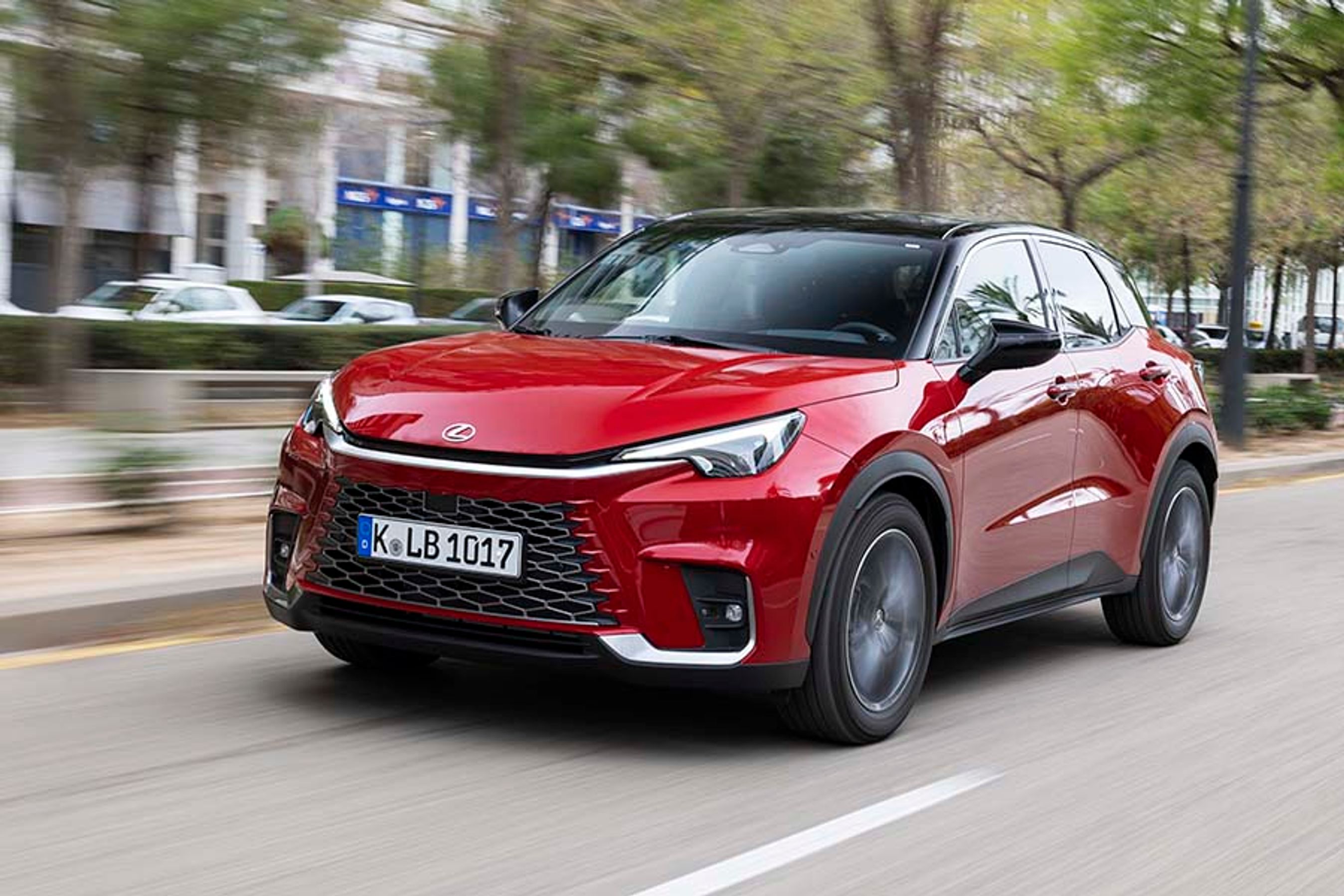 Lexus LBX er en mini-SUV med et højt ambitionsniveau, når det handler om udstyr og lækre detaljer i kabinen. Prisen begynder ved 350.000 kr., men kan let runde en halv million, hvis man tilkøber det meste af det, fabrikken tilbyder.