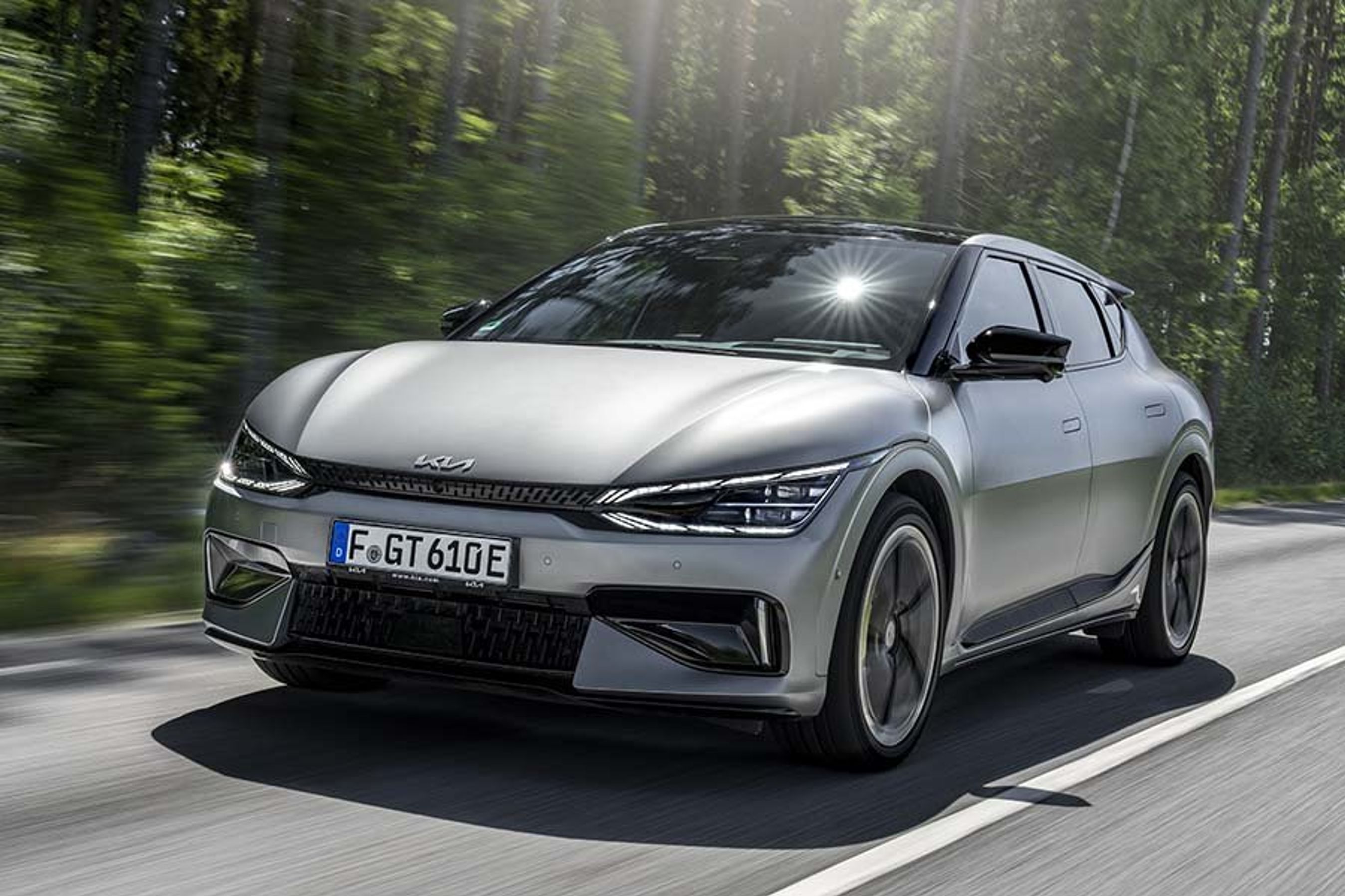 Bilens generelt ekstreme design passer godt til, at den her er en forklædt sportsvogn.