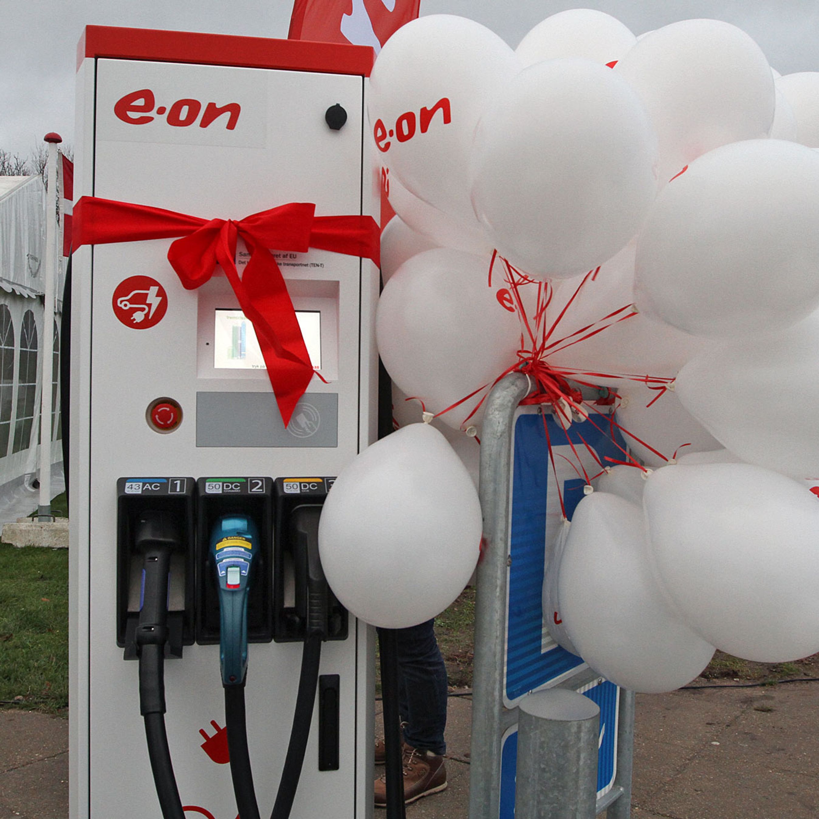 Hurtigladerne fra Eon kan lade alle gængse elbiler, både med jævnstrøm og vekselstrøm.