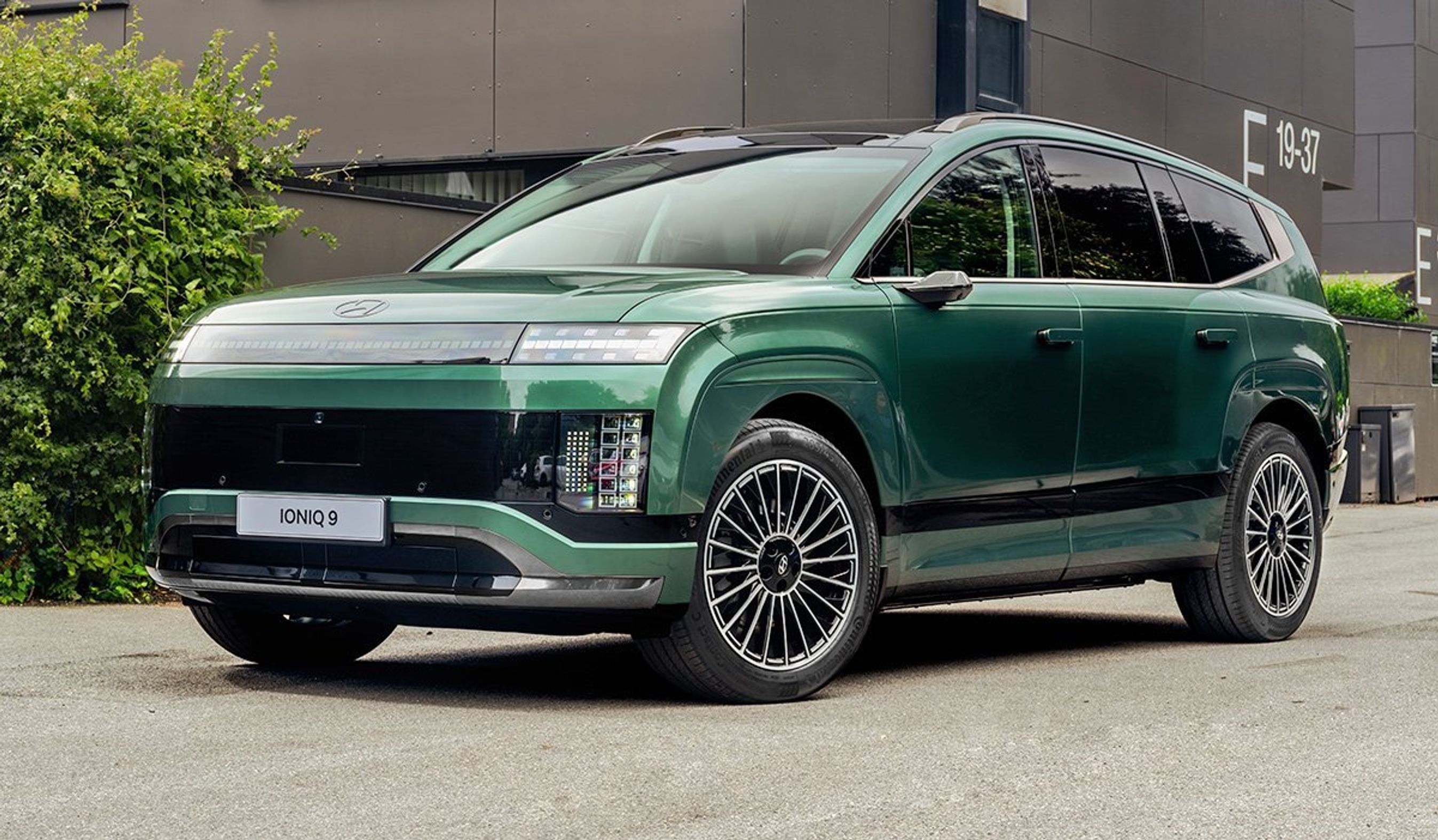 Grøn Hyundai Ioniq 9 forfra.