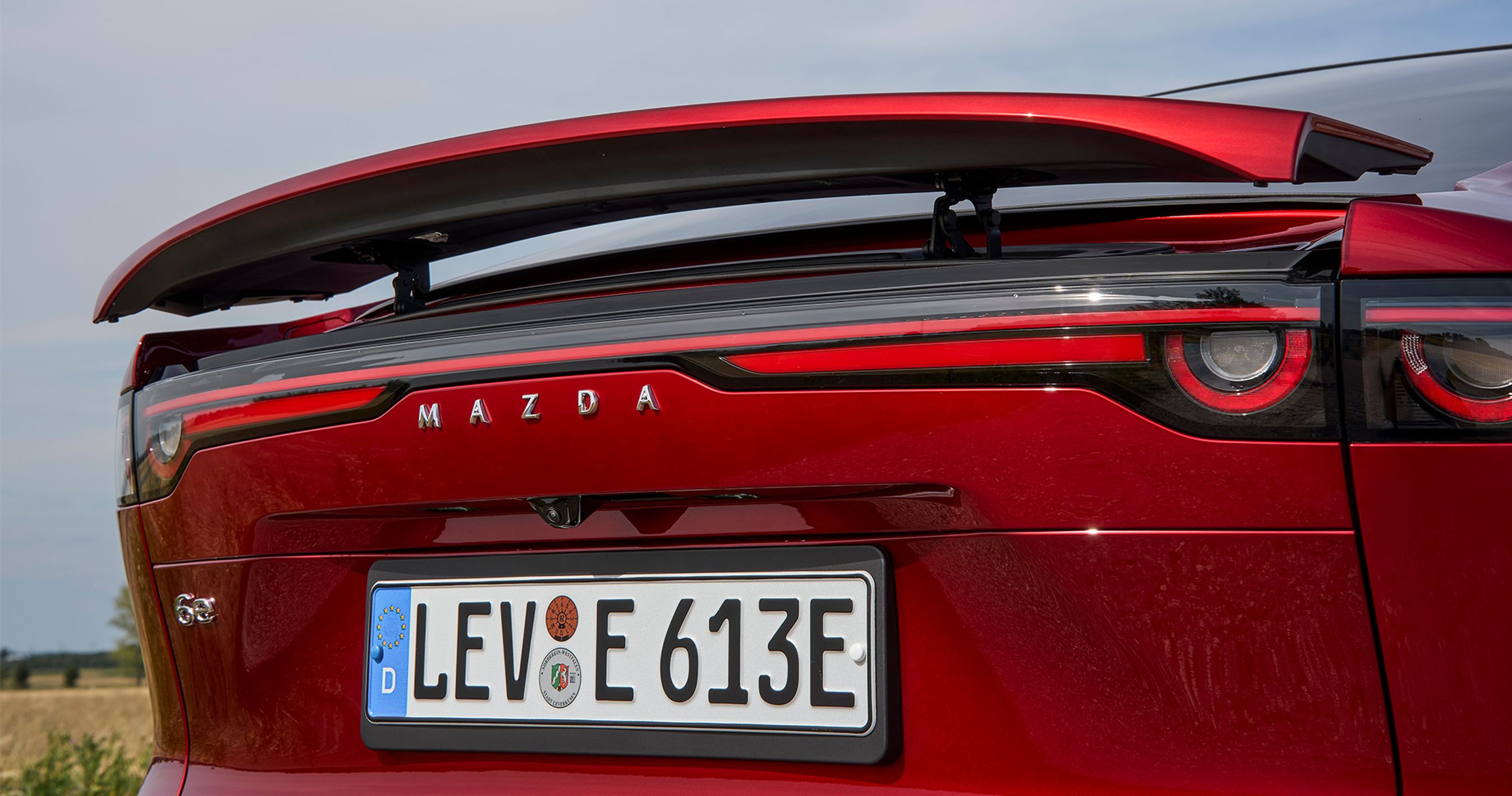 På bagklappen er der monteret en spoiler, der selv vipper op, når hastigheden overstiger 90 km/t. Ideen er, at den skal være med til at forbedre bilens aerodynamik. Man kan også manuelt vippe spoileren op via en knap på bilens store skærm.