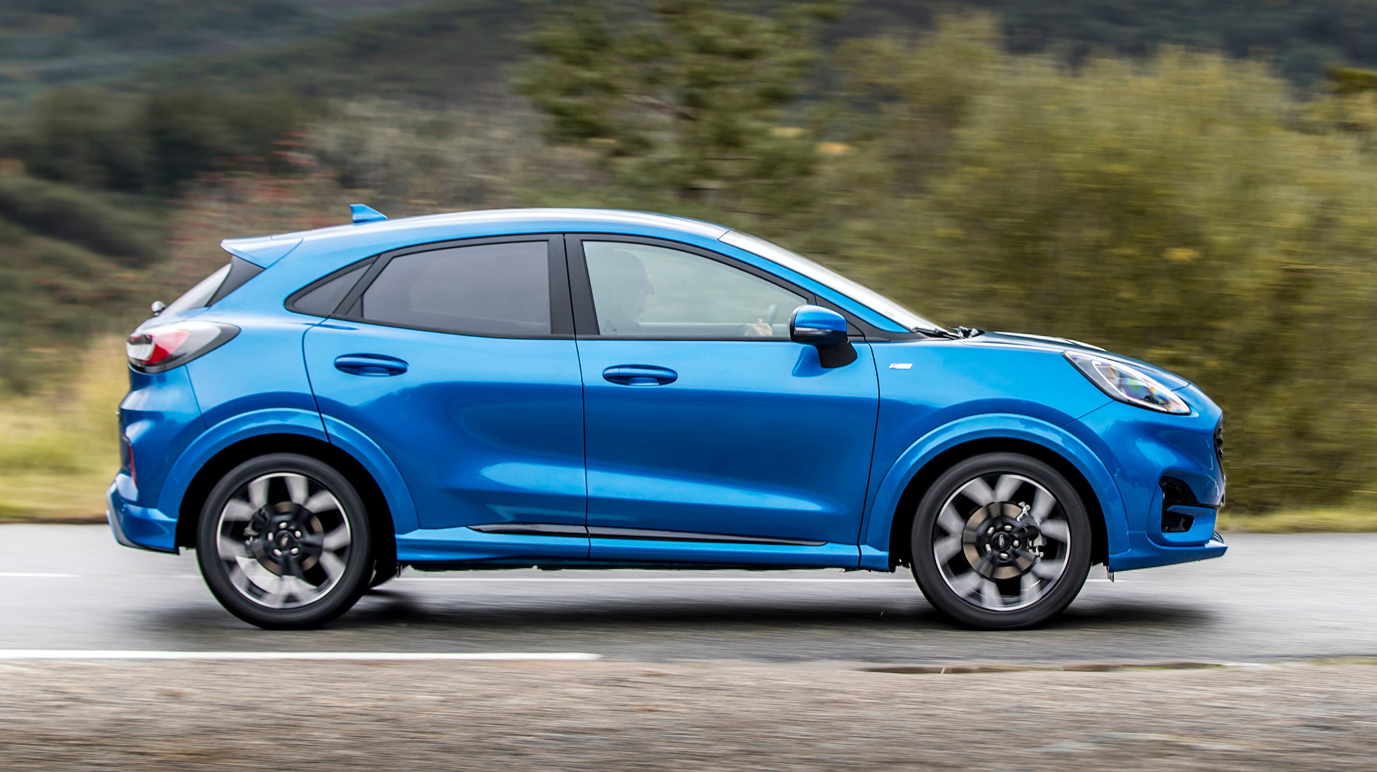 Fra siden ses vinduernes coupé-linjer og tagets lange linje, der mere minder om en stationcar. Det afspejler Puma’s karakter som en køreglad og rummelig bil.