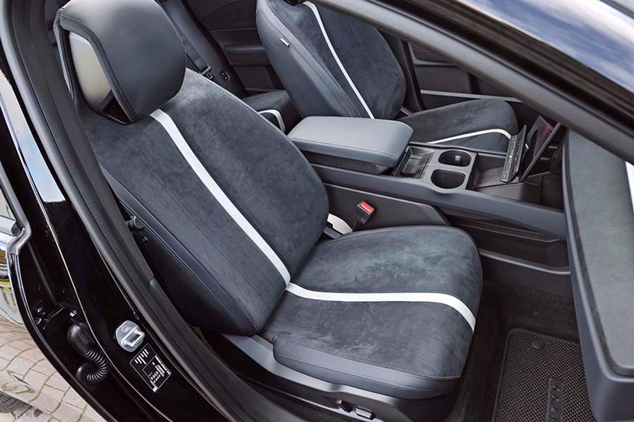 Fisker går meget op i, at bilen skal være så bæredygtig som mulig. Derfor er der mange genbrugte materialer i kabinen, bl.a. kunststofsæderne.