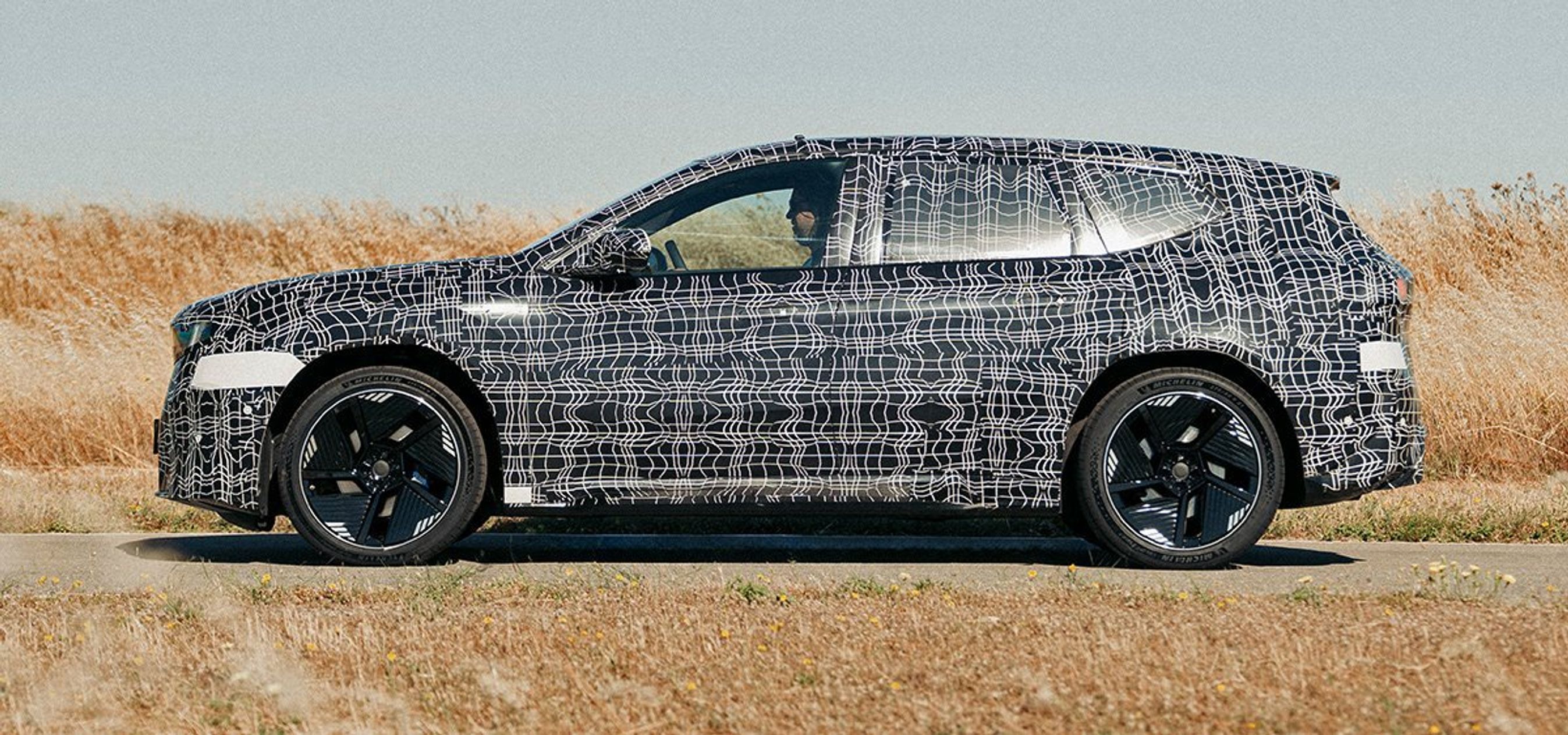 Kamufleret BMW iX3 i profil.