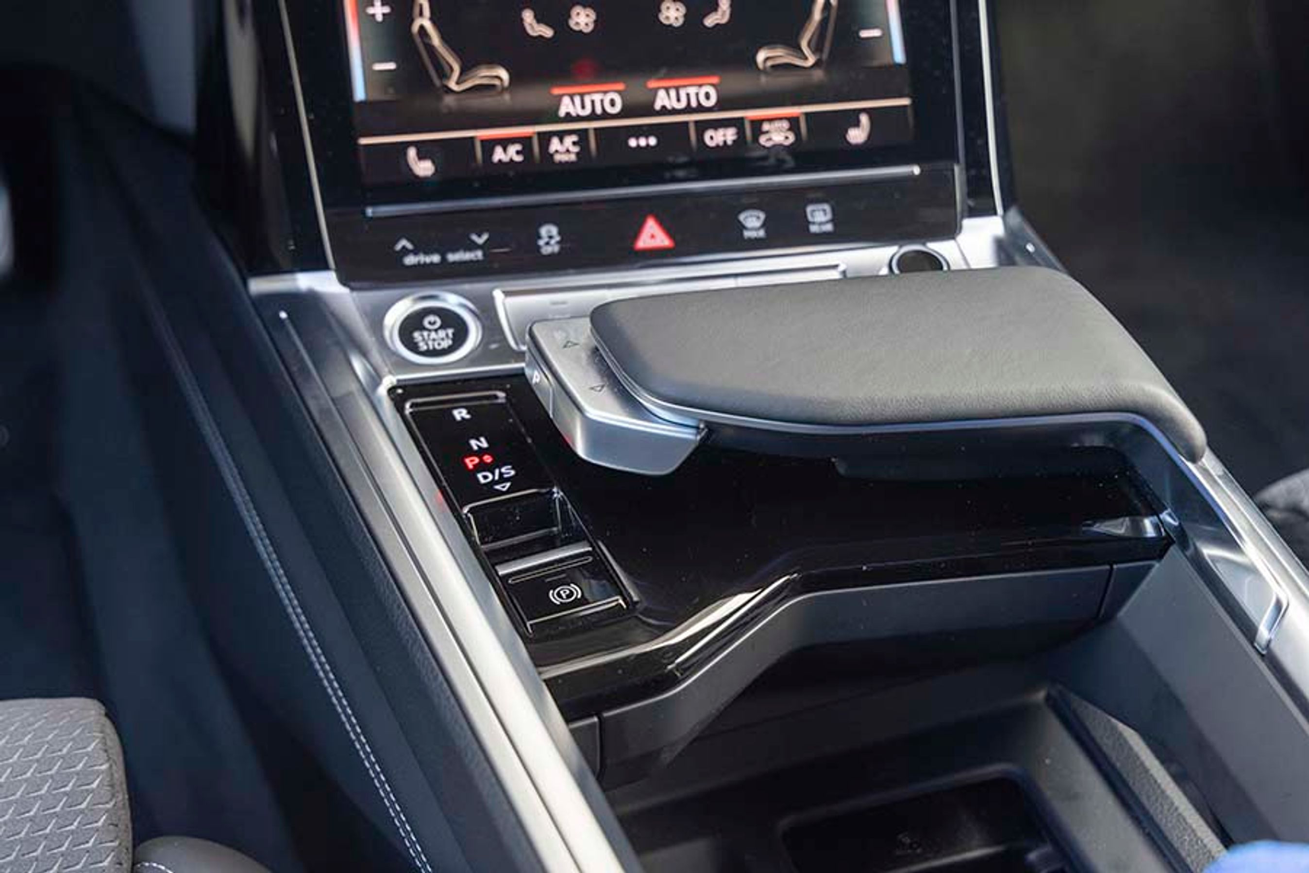 Mellem forsæderne er denne flotte gearvælger, der er let at betjene. Den er af den elektroniske type, der selv går i P, når man trykker på stop-knappen, eller når førerdøren åbnes.