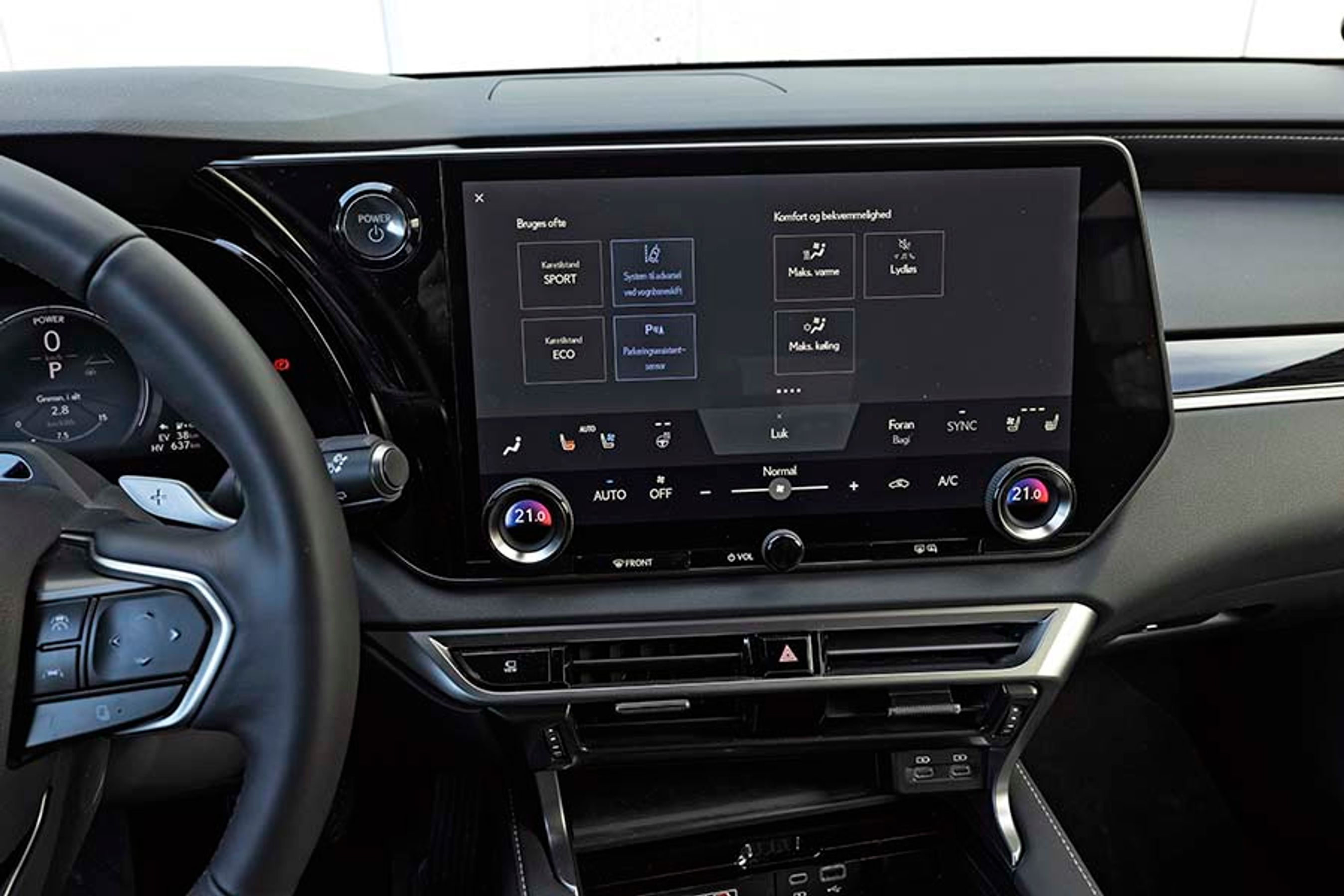 Skærmene er blevet centrale i bilerne i dag, og RX-modellen er ingen undtagelse. Bemærk, at knapperne til sædevarme og -køling ikke er trykknapper, men en del af trykskærmen. Lidt kuriøst og meget praktisk er der en rigtig drejeknap til at styre temperaturen og volumen på anlægget. 