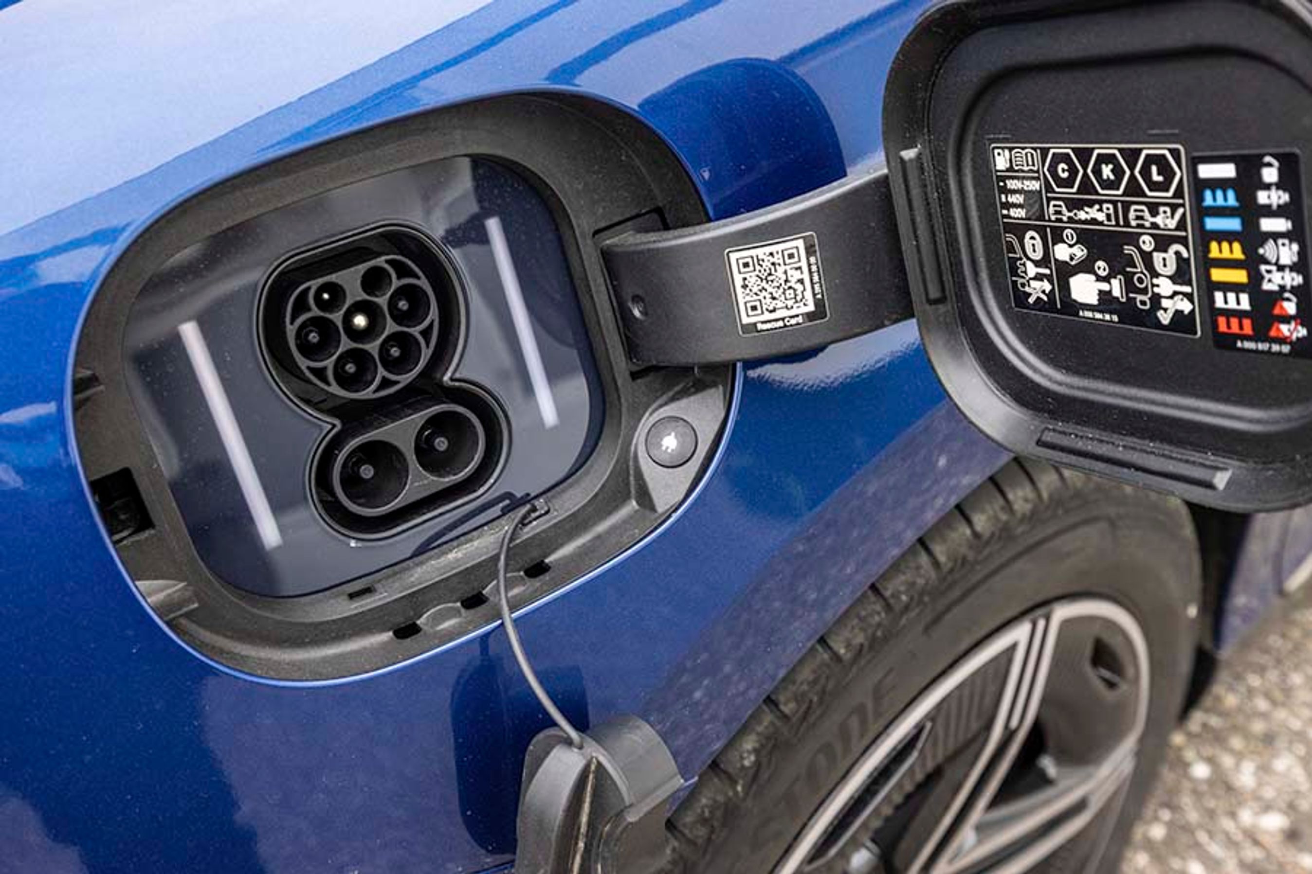 Man kan lade bilen hjemme med 11 kW, og så tager det en nat. På farten kan man lynlade med op til 170 kW. Vi målte, at det tog en halv time at lade fra 20 til 80 procent. Hos Ionity er der mulighed for Plug&Charge.