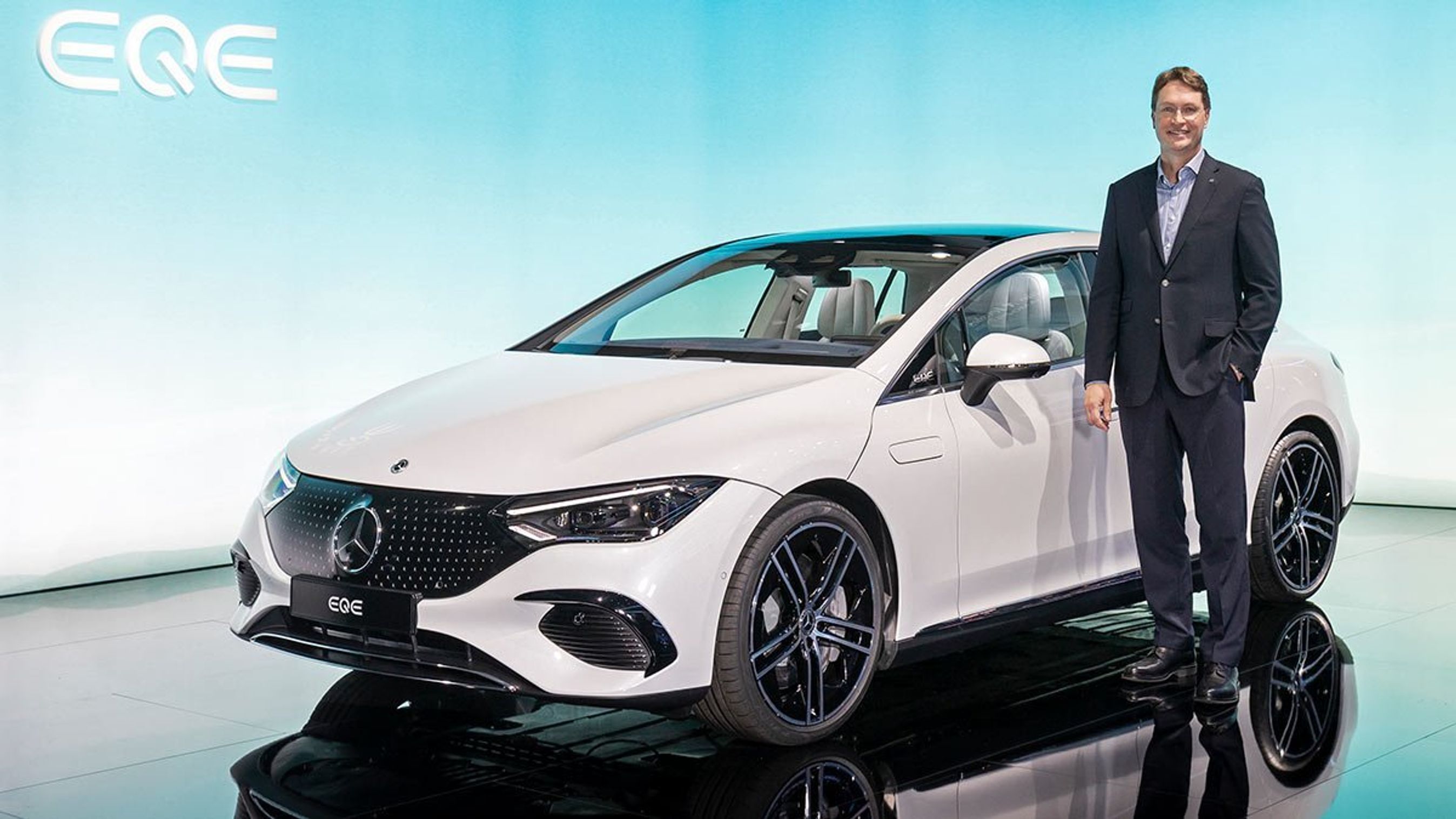 Daimler-chef Ola Källenius præsenterede Mercedes' vigtige elbil, EQE, forud for åbningen af den tyske IAA-biludstilling.
