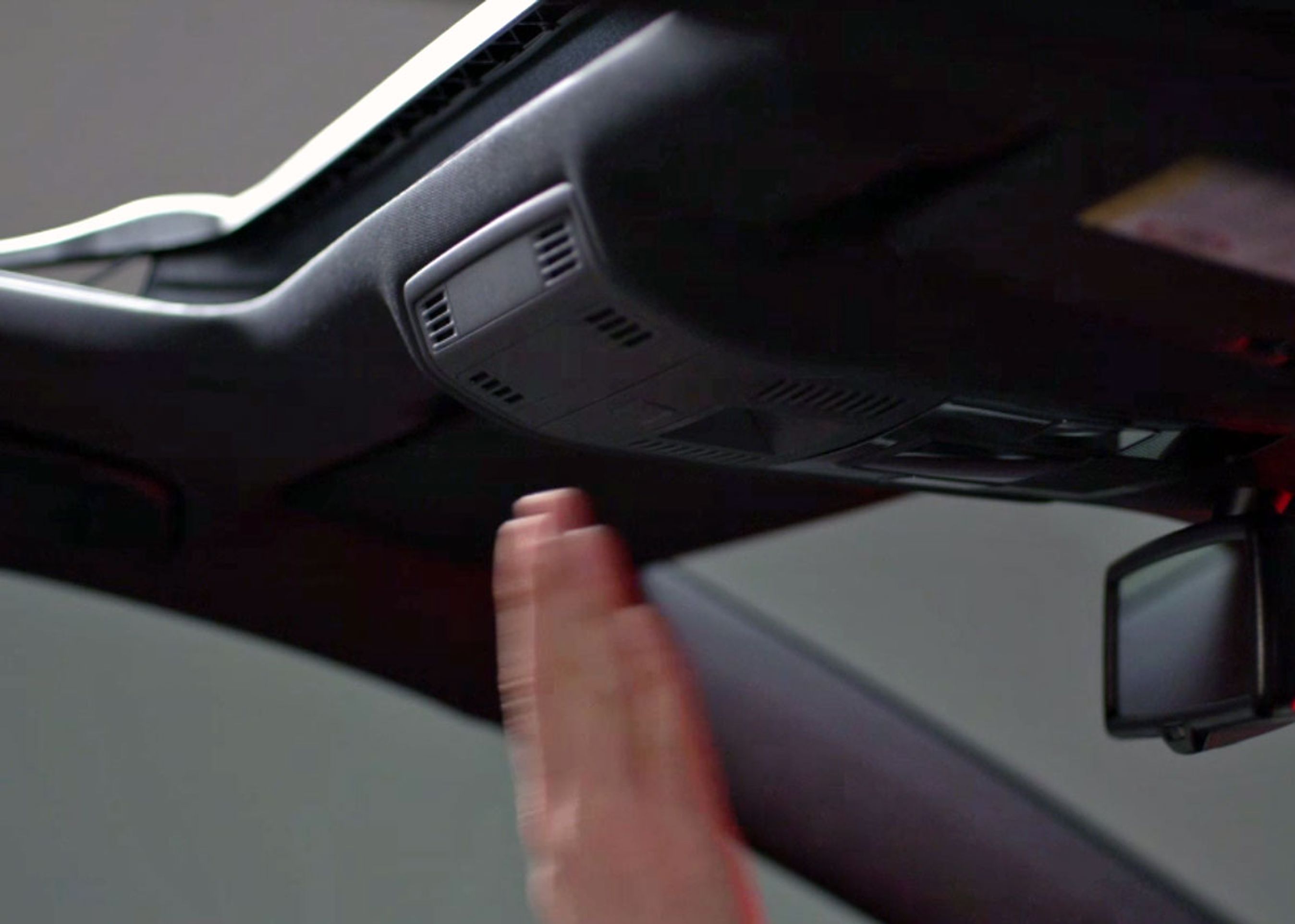 Med en håndbevægelse i luften kan soltaget åbnes og lukkes. 