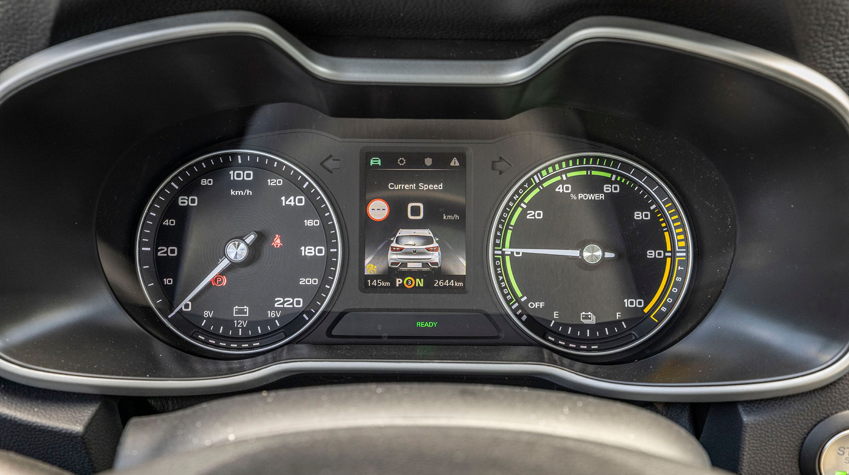 Instrumenthuset er udmærket, og man kan vælge at få vist hastigheden digitalt i midterdisplayet. Den aktuelle rækkevidde (her 145 km) vises nederst i midten.